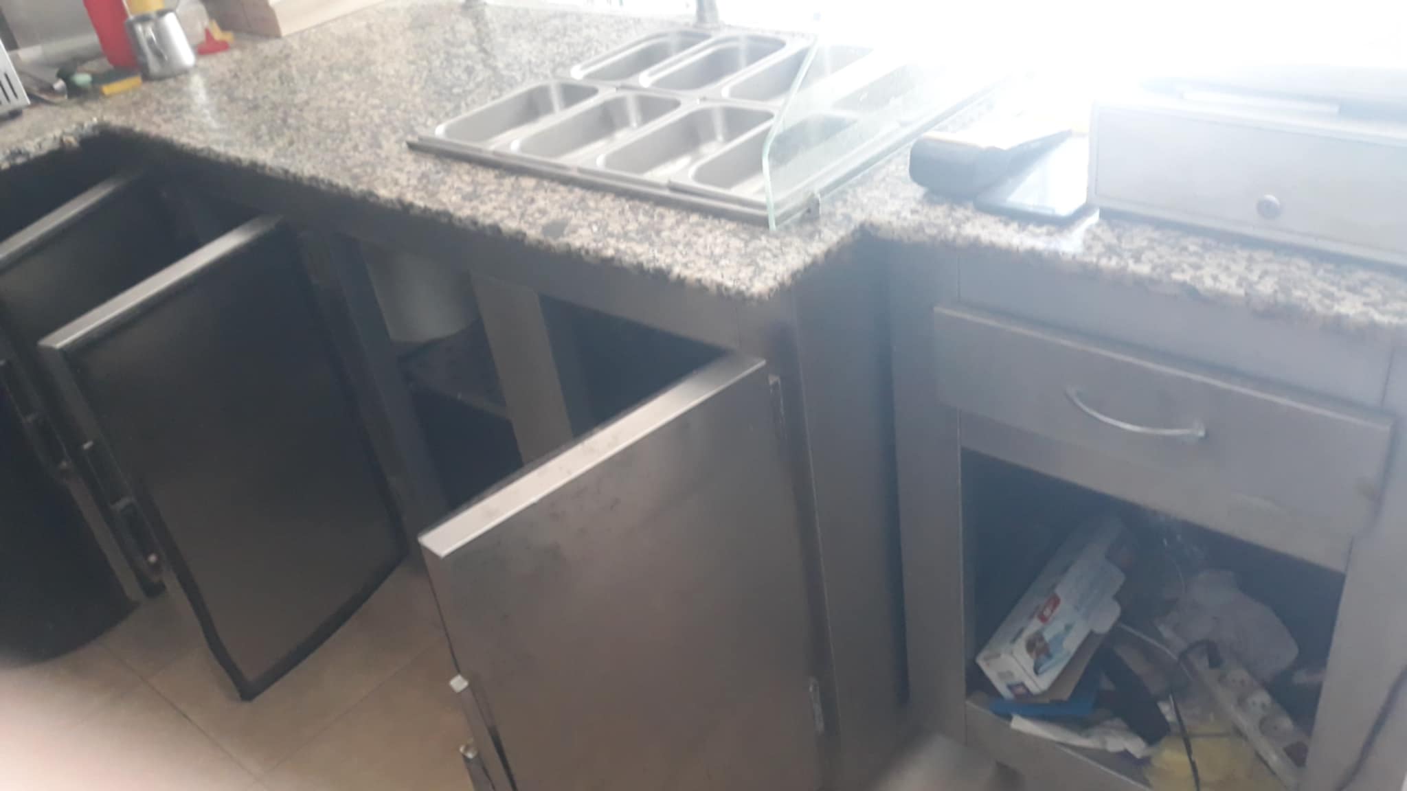 Ariana Ville Ariana Conglateur armoire Autre Comptoir refrigere avec 8 bacs et table caisse