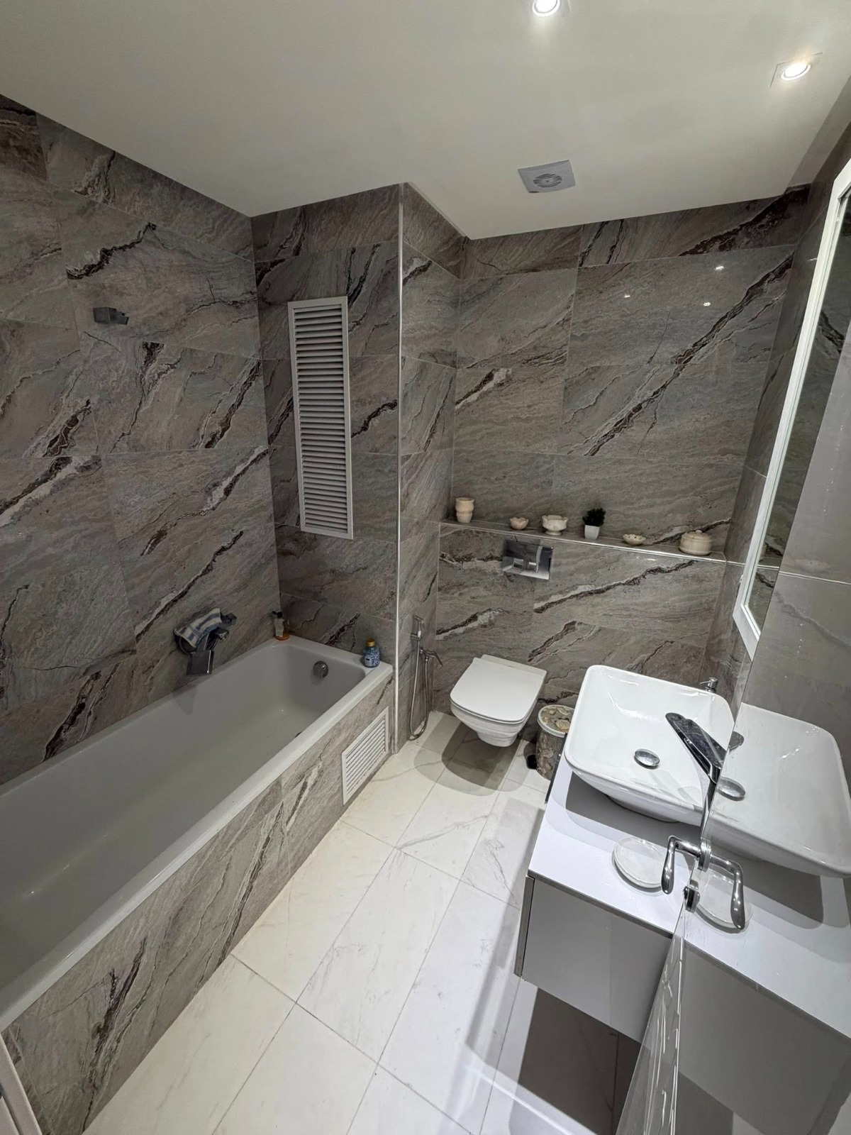 Ariana Ville&nbsp;Cite Ennasr 2&nbsp;Location&nbsp;Appart. 4 pi�ces&nbsp;S plus 3 meubl� a ennasr 2 wb4364