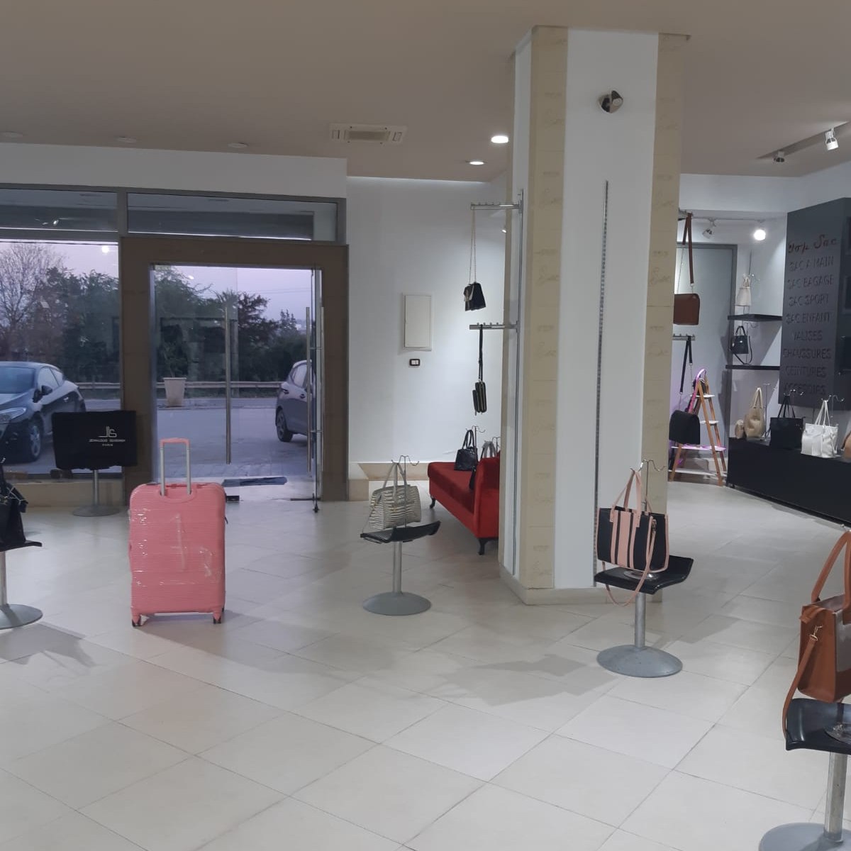 Mnihla Mnihla Location Autre Fonds de commerce  route principale mnihla  tunis