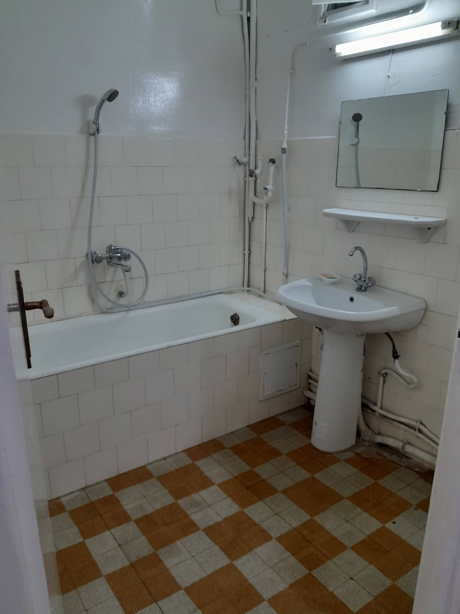 El Menzah&nbsp;Tunis Belvedere&nbsp;Location&nbsp;Appart. 4 pi�ces&nbsp;Appt s3 tr�s propre place jean d'arc belv�d�re