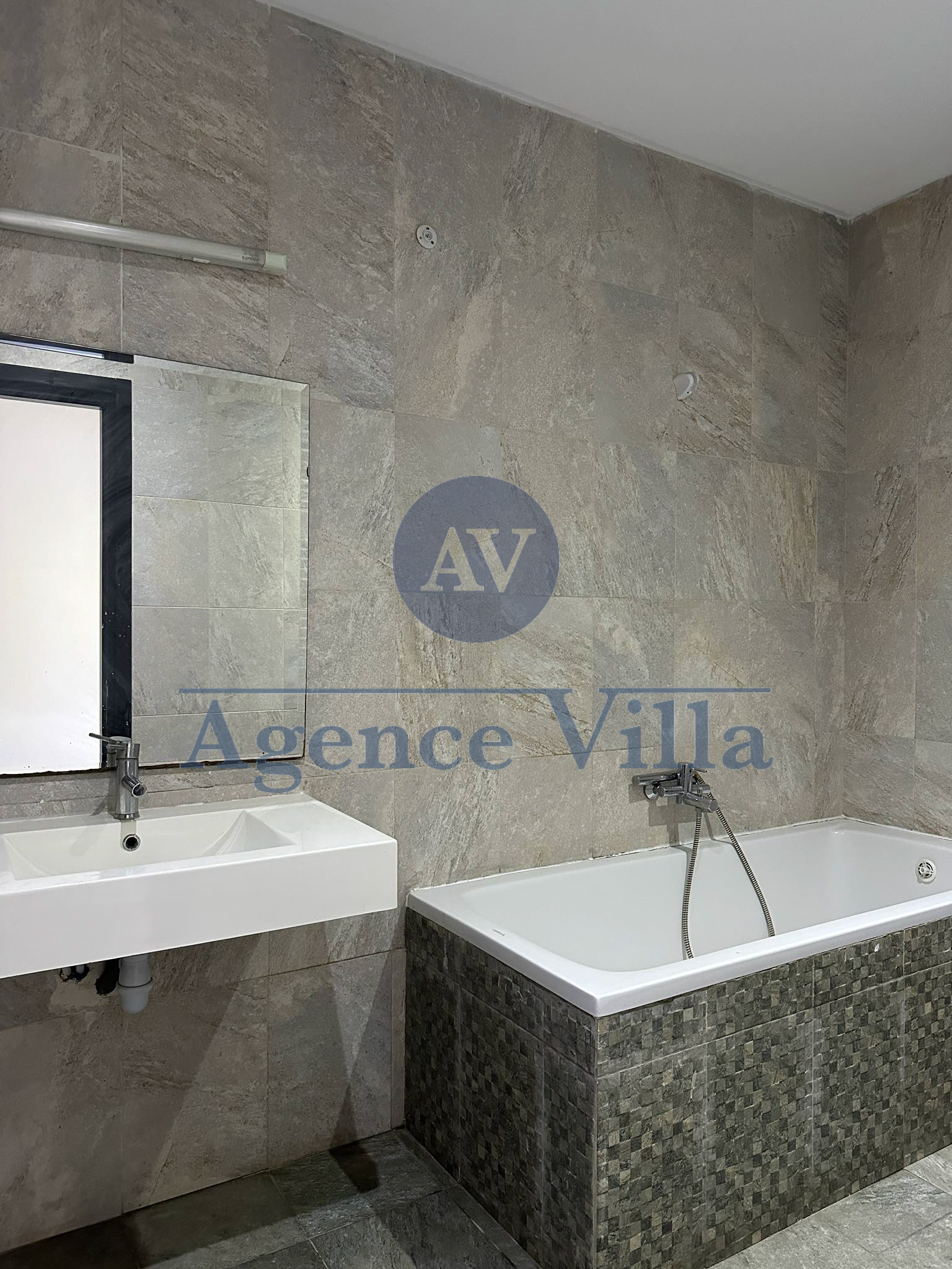 La Marsa Cite Du Stade Location Appart. 4 pices Un appartement s3 avec jardin  la marsa