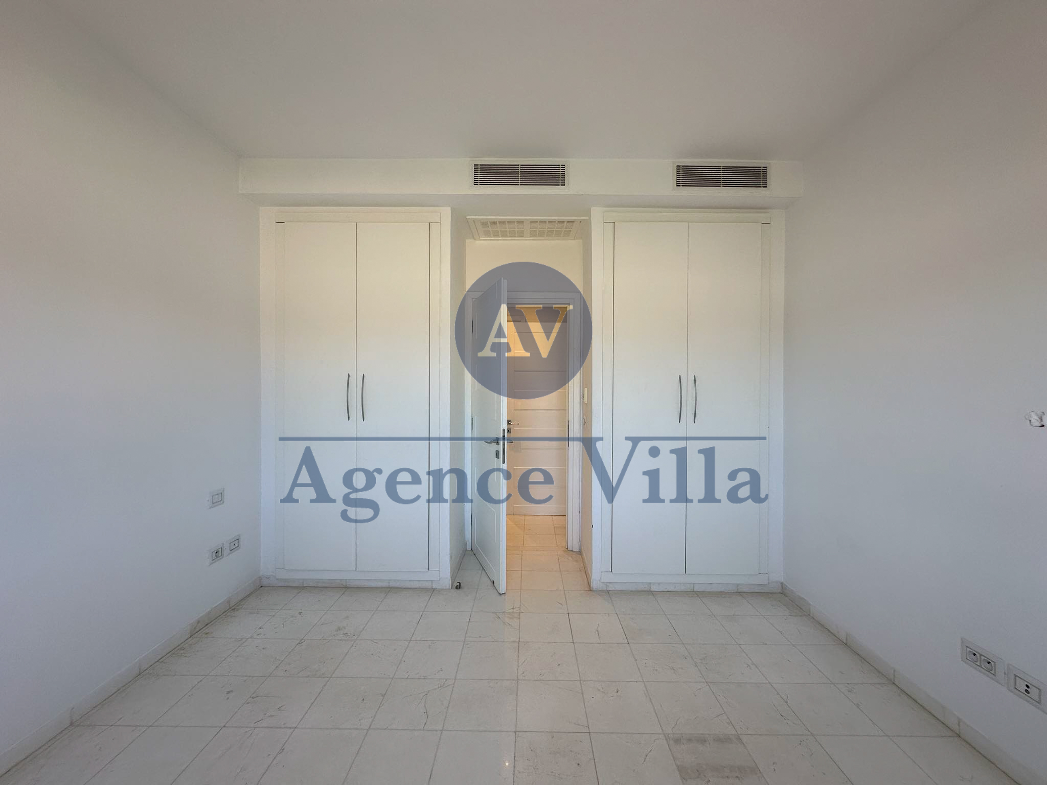 La Marsa&nbsp;Gammart&nbsp;Location&nbsp;Duplex&nbsp;Un triplex s5 � gammarth avec piscine