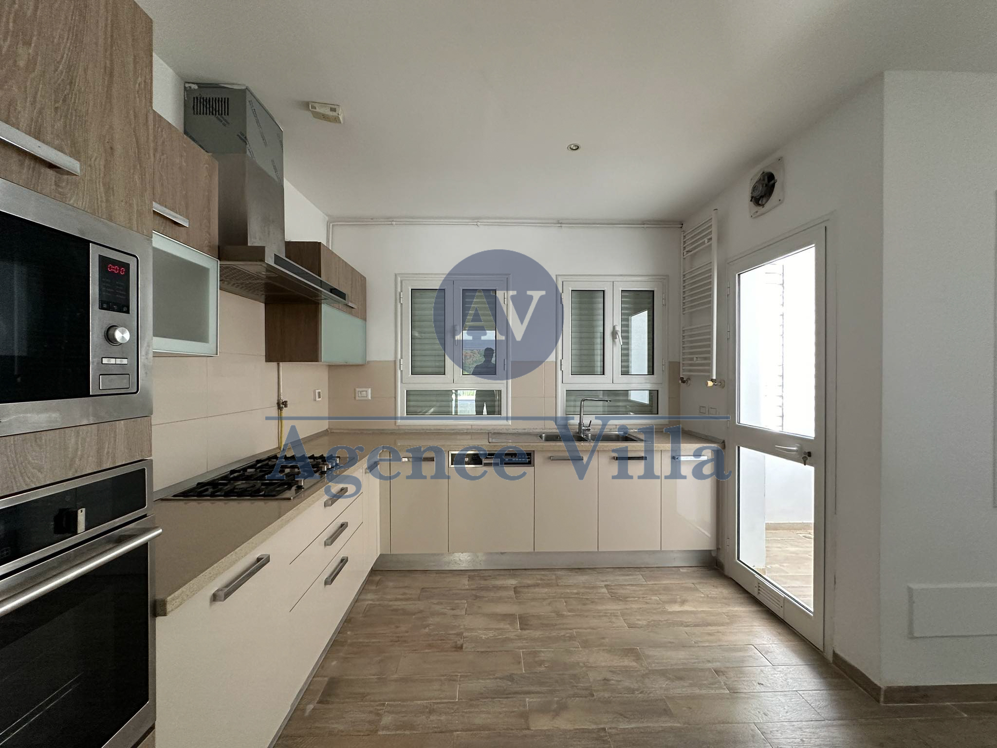 La Marsa&nbsp;Gammart&nbsp;Location&nbsp;Duplex&nbsp;Un triplex s5 � gammarth avec piscine