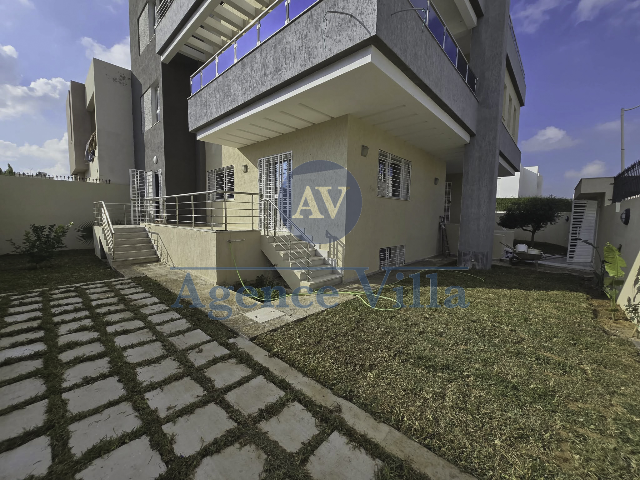 La Soukra&nbsp;Chotrana 1&nbsp;Location&nbsp;Duplex&nbsp;Un triplex s5 � la soukra