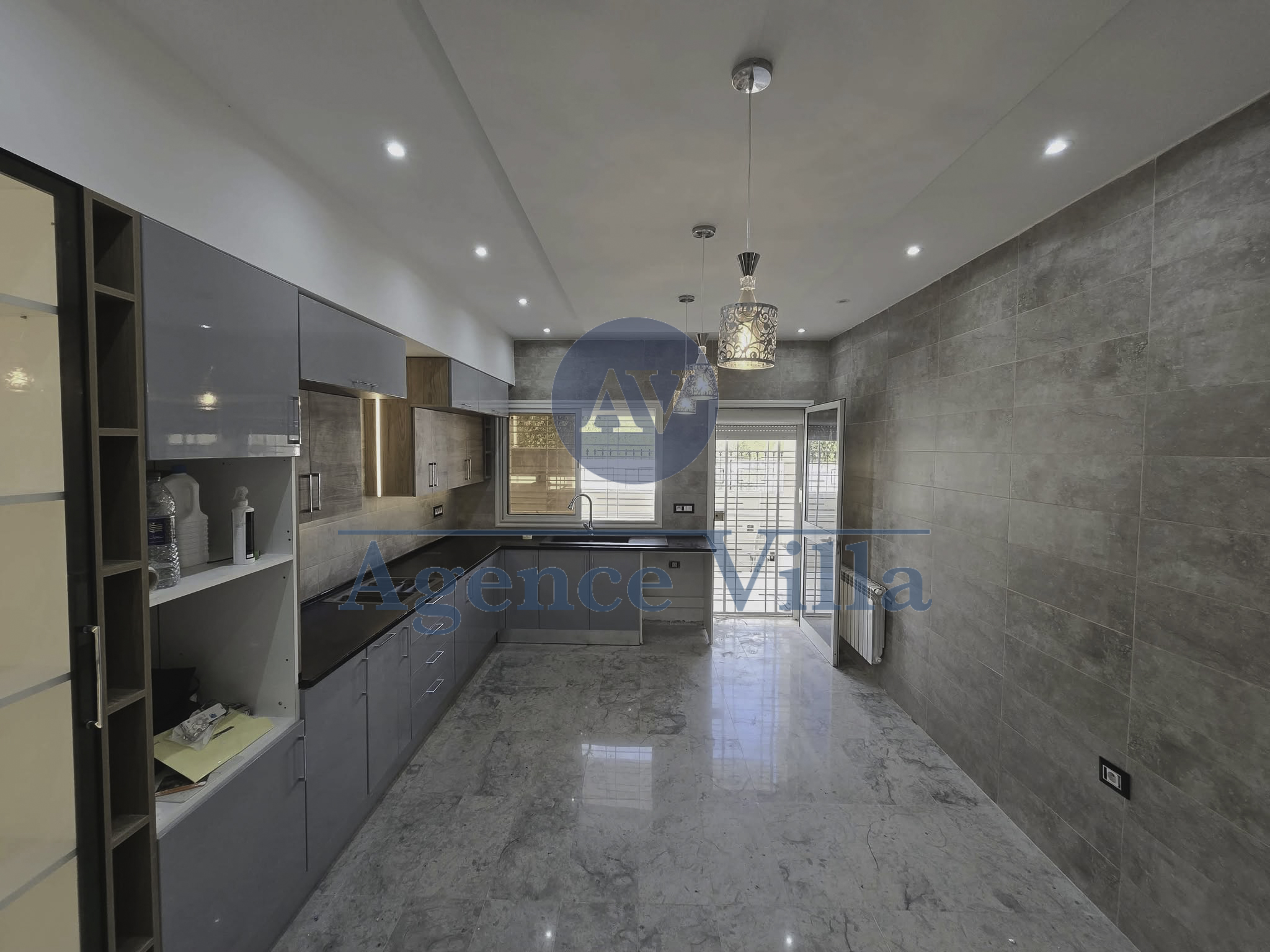 La Soukra&nbsp;Chotrana 1&nbsp;Location&nbsp;Duplex&nbsp;Un triplex s5 � la soukra