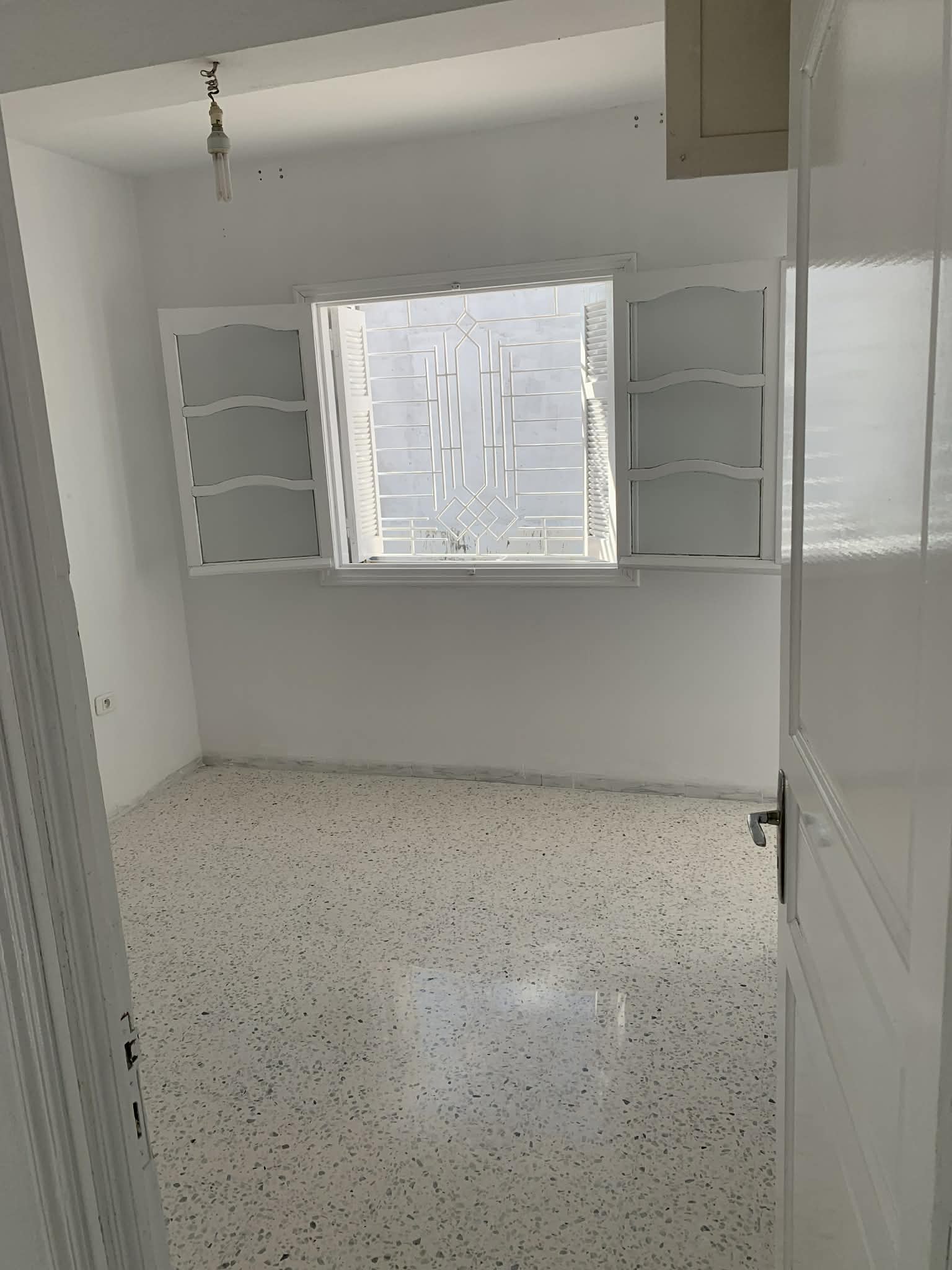 La Soukra&nbsp;La Soukra&nbsp;Location&nbsp;Appart. 2 pi�ces&nbsp;D�but soukra � proximit� de charguia 2