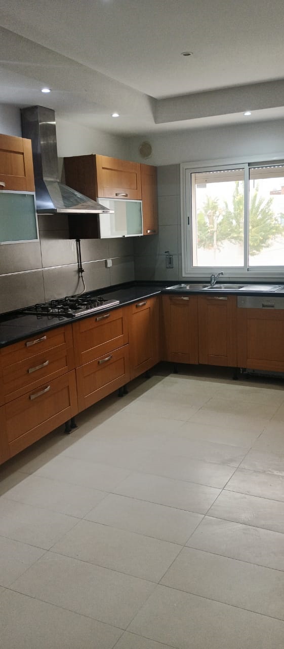 La Marsa&nbsp;El Aouina&nbsp;Location&nbsp;Appart. 4 pi�ces&nbsp;�tage de villa s3 � laouina