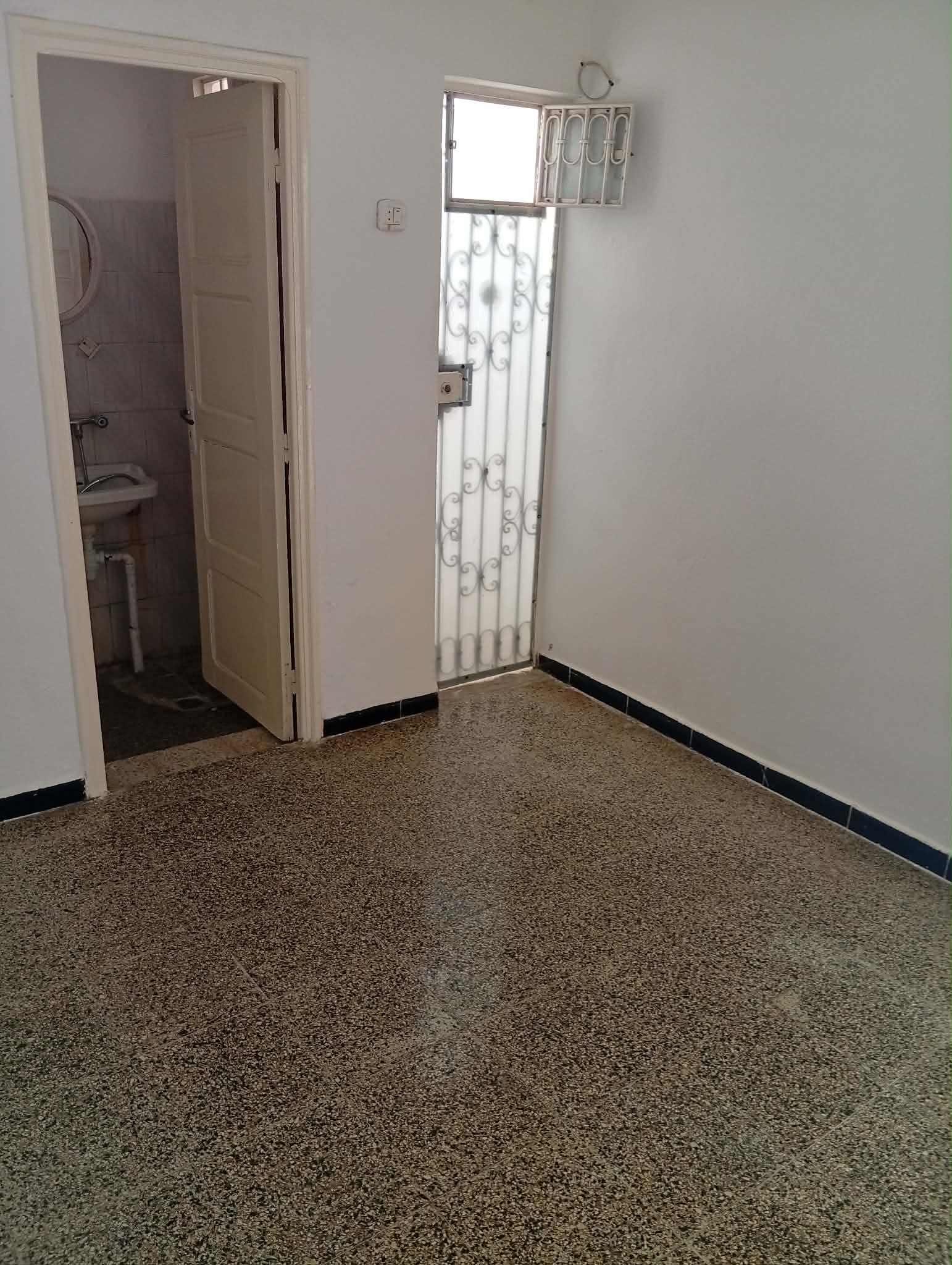 Ariana Ville&nbsp;Cite Ennouzha&nbsp;Location&nbsp;Appart. 1 pi�ce&nbsp;Studio a ariana