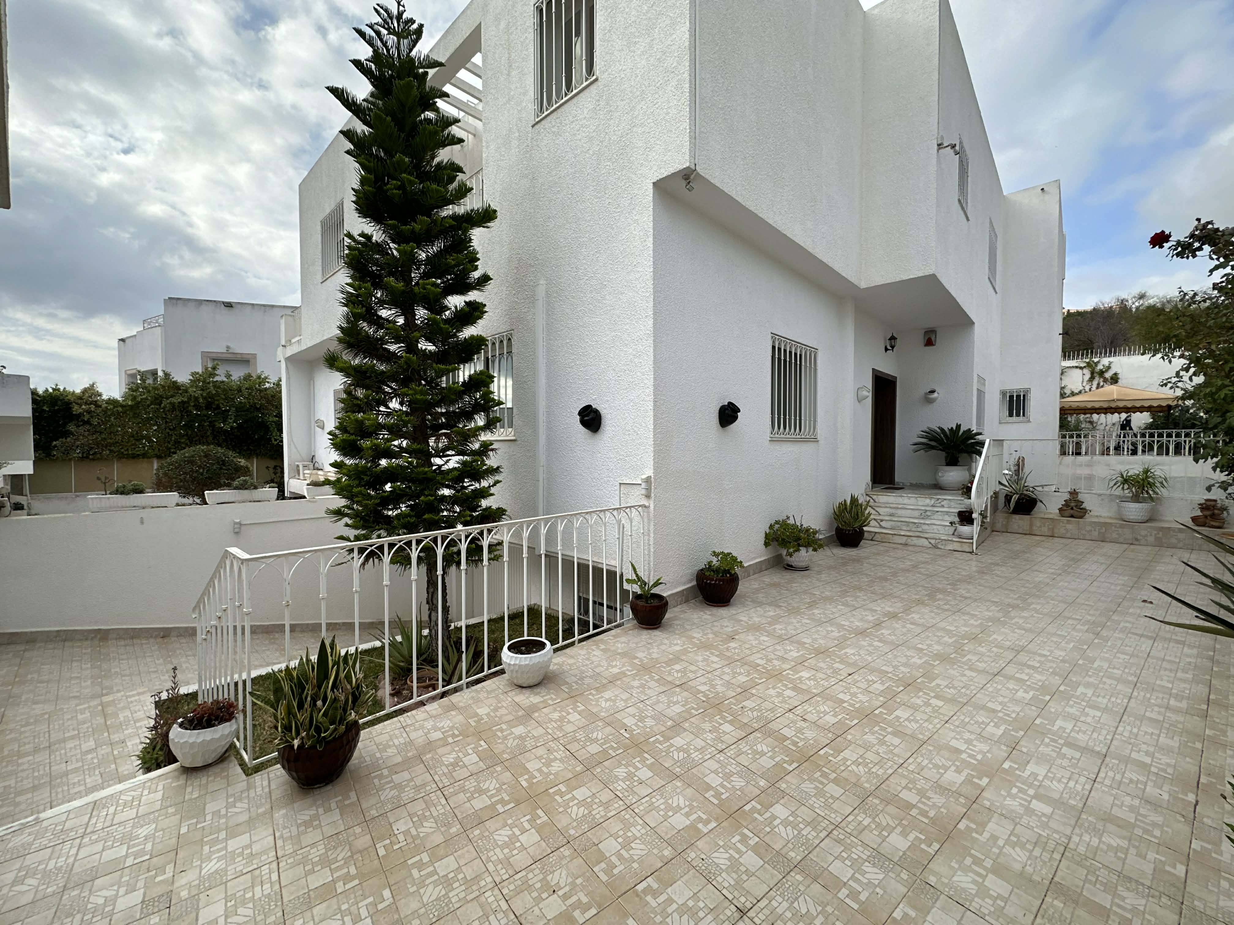 Ariana Ville&nbsp;Cite Ennasr 2&nbsp;Location&nbsp;Maisons&nbsp;Villa jumel�e s4 avec terrasse � ennasr 2