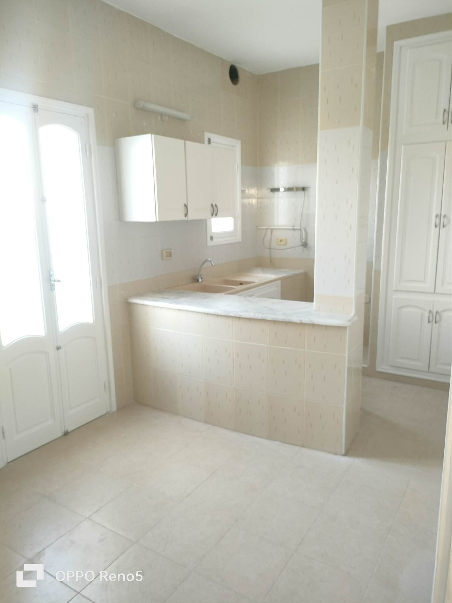 Sousse Jaouhara&nbsp;Khezama Ouest&nbsp;Location&nbsp;Appart. 2 pi�ces&nbsp;Etage de villa spacieux s 2 pour couple mari�e