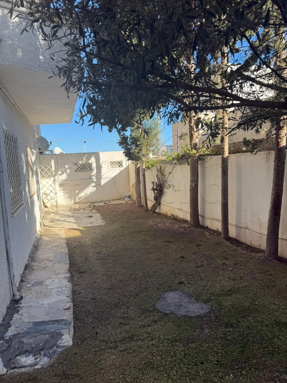 Mnihla&nbsp;Jardins d'el Menzah&nbsp;Location&nbsp;Appart. 4 pi�ces&nbsp;Un spacieux rdc de villa s3 habitation ou bureau