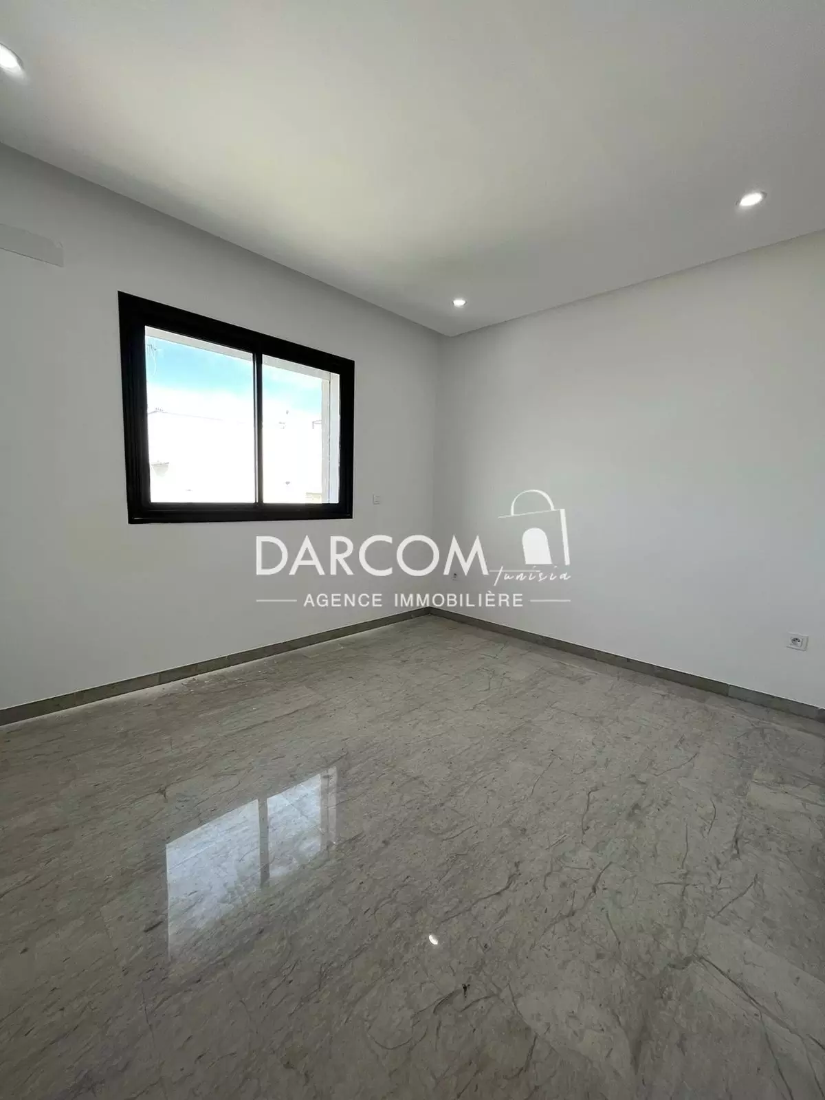 La Soukra Chotrana 1 Vente Appart. 4 pices S3 au rez de chause avec jardin