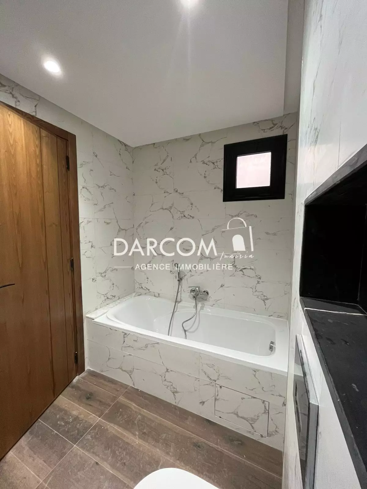 La Soukra Chotrana 1 Vente Appart. 4 pices S3 au rez de chause avec jardin