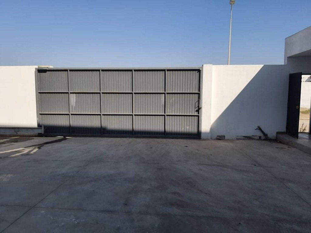 Fouchana Zone Industrielle El Meghira Bureaux & Commerces Surfaces Local industriel 500 m  mghira