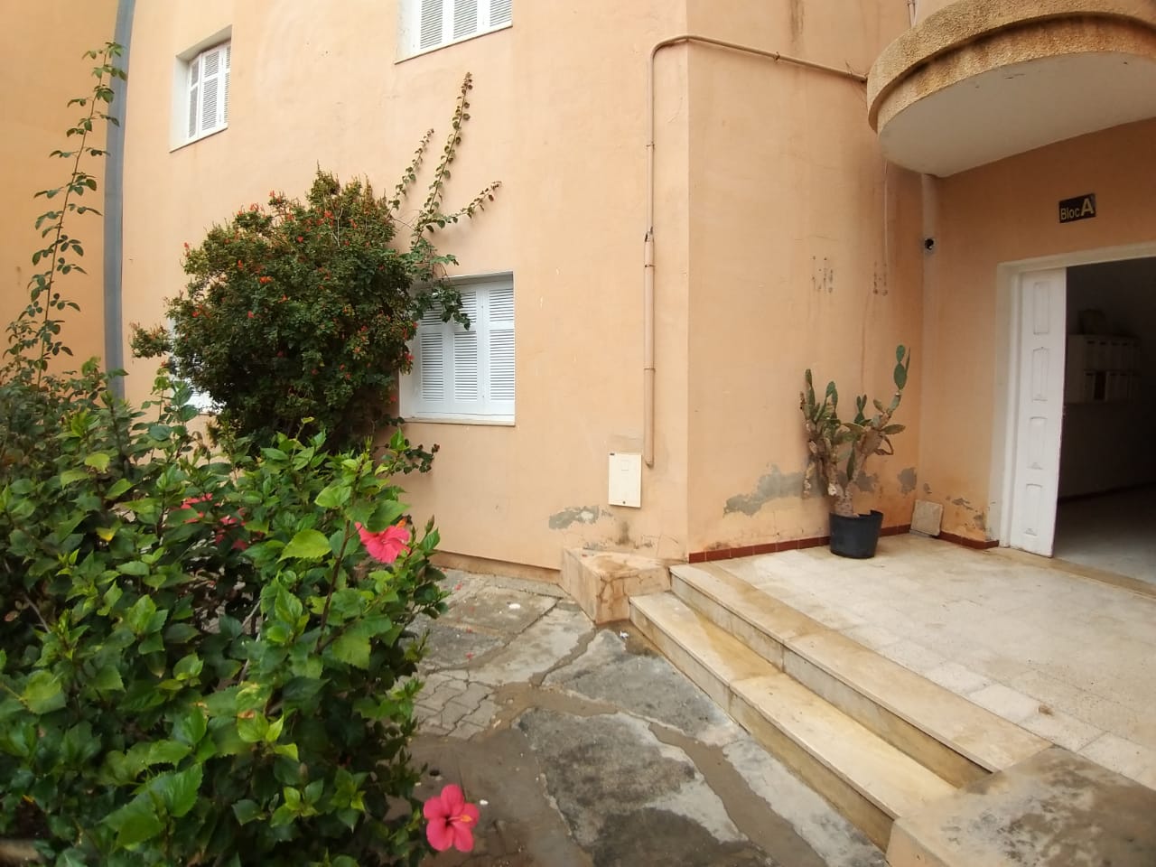 El Mourouj&nbsp;Residence Zahret El Mourouj&nbsp;Location&nbsp;Appart. 3 pi�ces&nbsp;Appart s3 cuisine sdb s�choir au rdc ds r�sidence