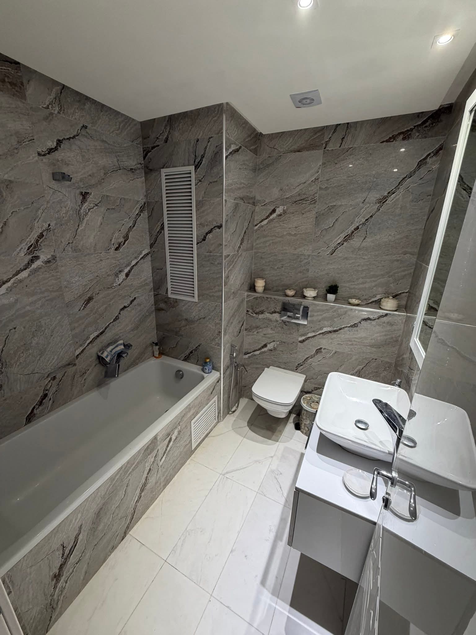 Ariana Ville&nbsp;Cite Ennasr 2&nbsp;Location&nbsp;Appart. 4 pi�ces&nbsp;S3  meuble 2400d ennasr 2