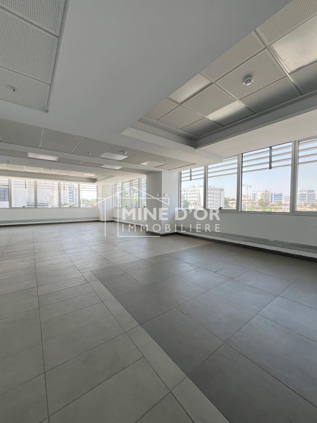 Cite El Khadra&nbsp;Zone urbaine nord&nbsp;Bureaux & Commerces&nbsp;Bureau&nbsp;Al plateau neuf et s�curis� au centre urbain nord