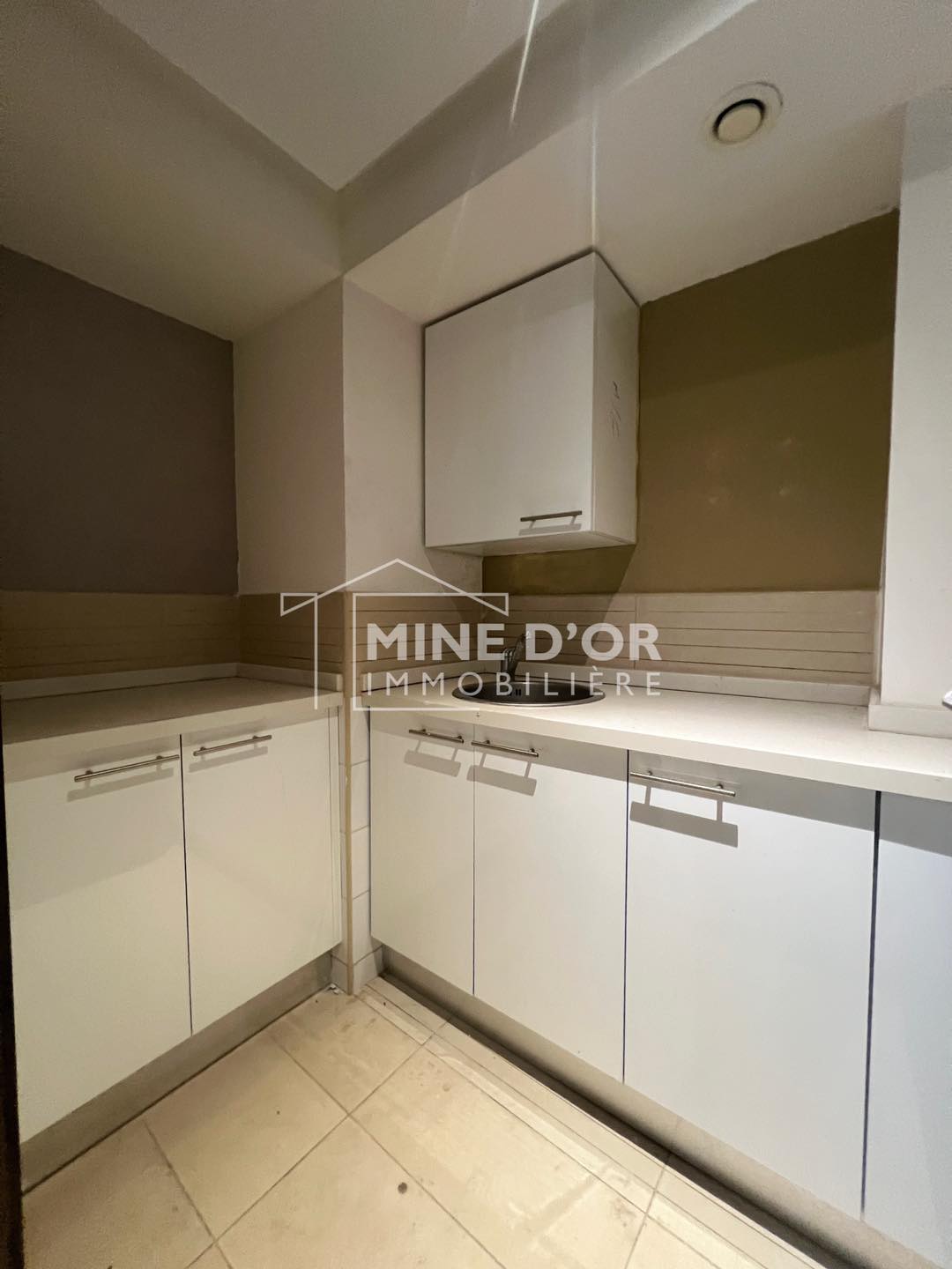 Cite El Khadra&nbsp;Zone urbaine nord&nbsp;Bureaux & Commerces&nbsp;Bureau&nbsp;Al plateau neuf et s�curis� au centre urbain nord