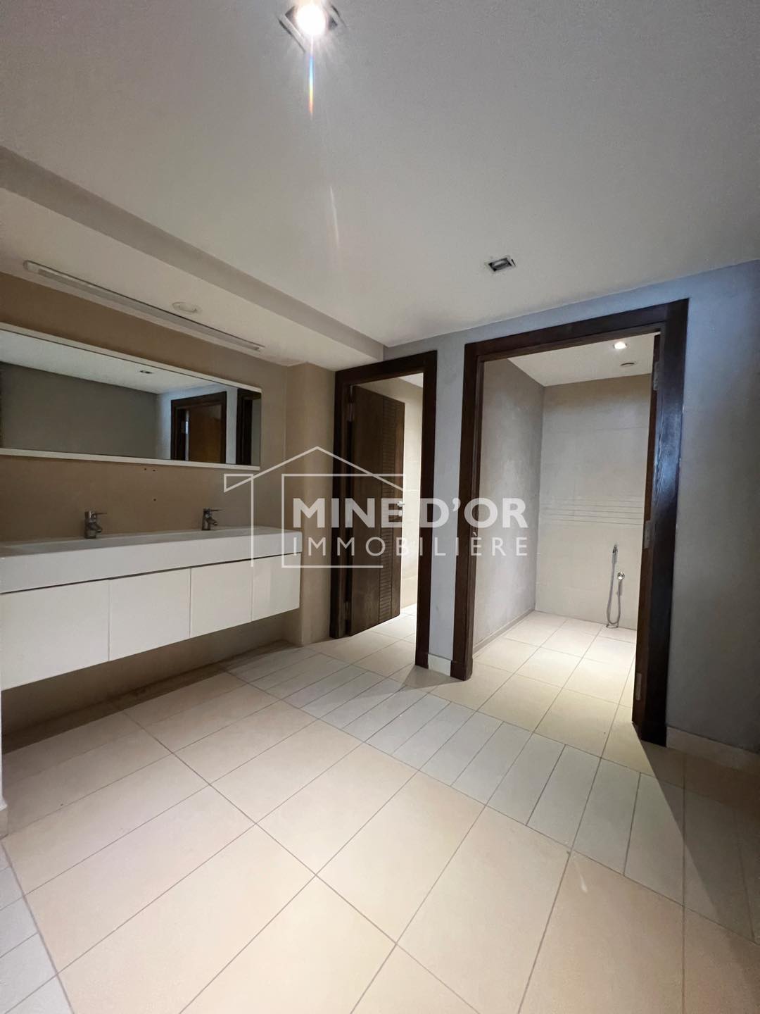 Cite El Khadra&nbsp;Zone urbaine nord&nbsp;Bureaux & Commerces&nbsp;Bureau&nbsp;Al plateau neuf et s�curis� au centre urbain nord