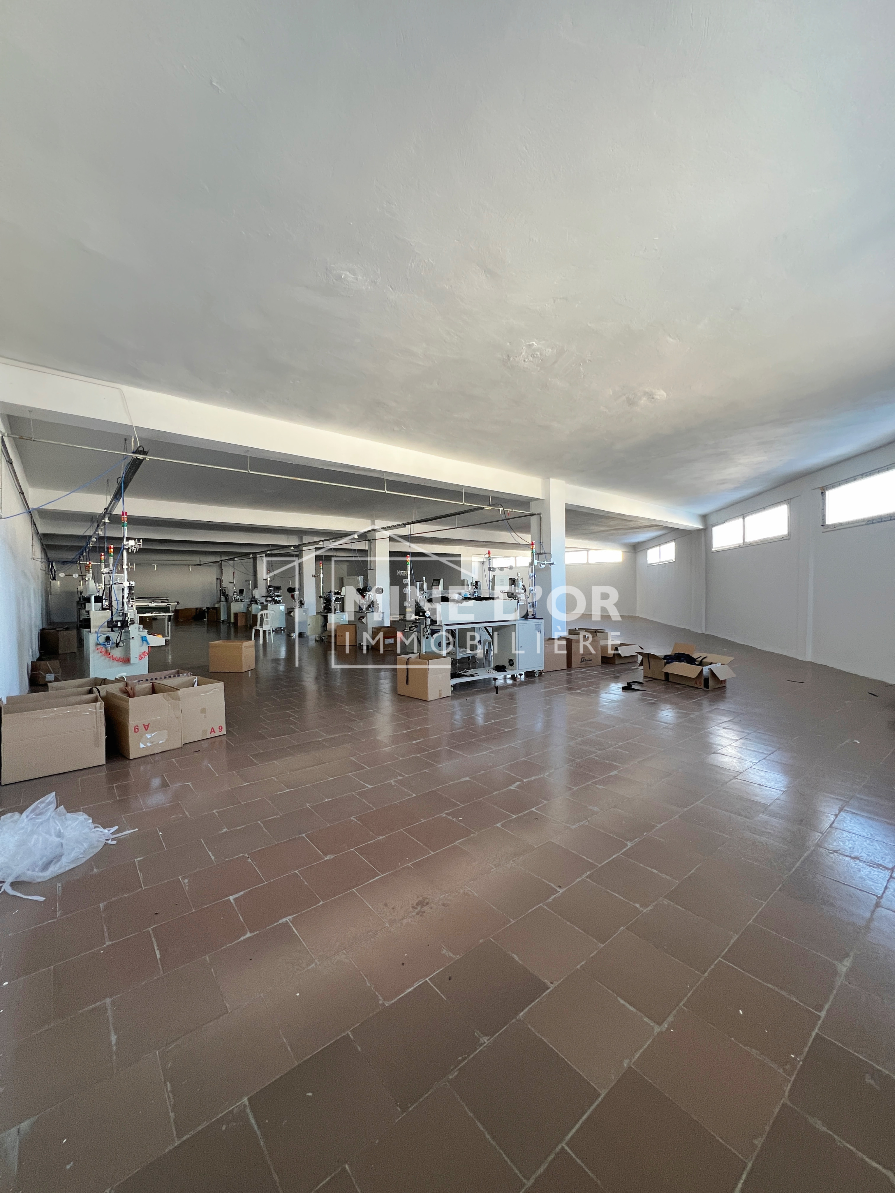 La Soukra&nbsp;Charguia 2&nbsp;Bureaux & Commerces&nbsp;Surfaces&nbsp;Al d�p�t au 1er �tage a charguia 2