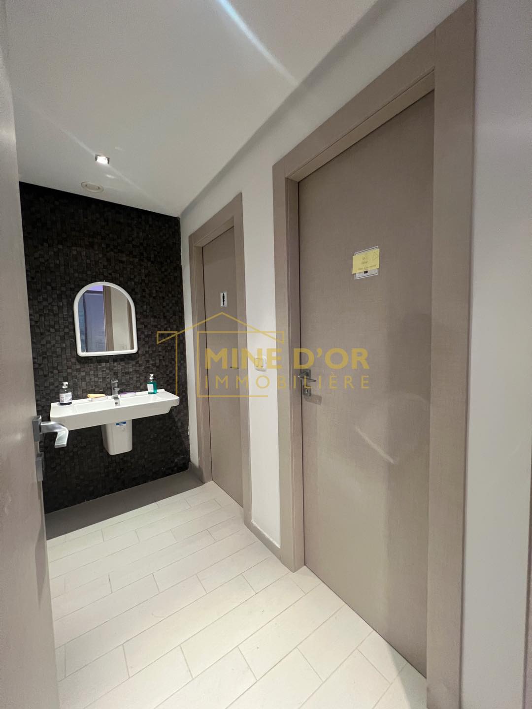 La Marsa&nbsp;Berge Du Lac&nbsp;Bureaux & Commerces&nbsp;Bureau&nbsp;Av ou al bureau au coeur lac 2