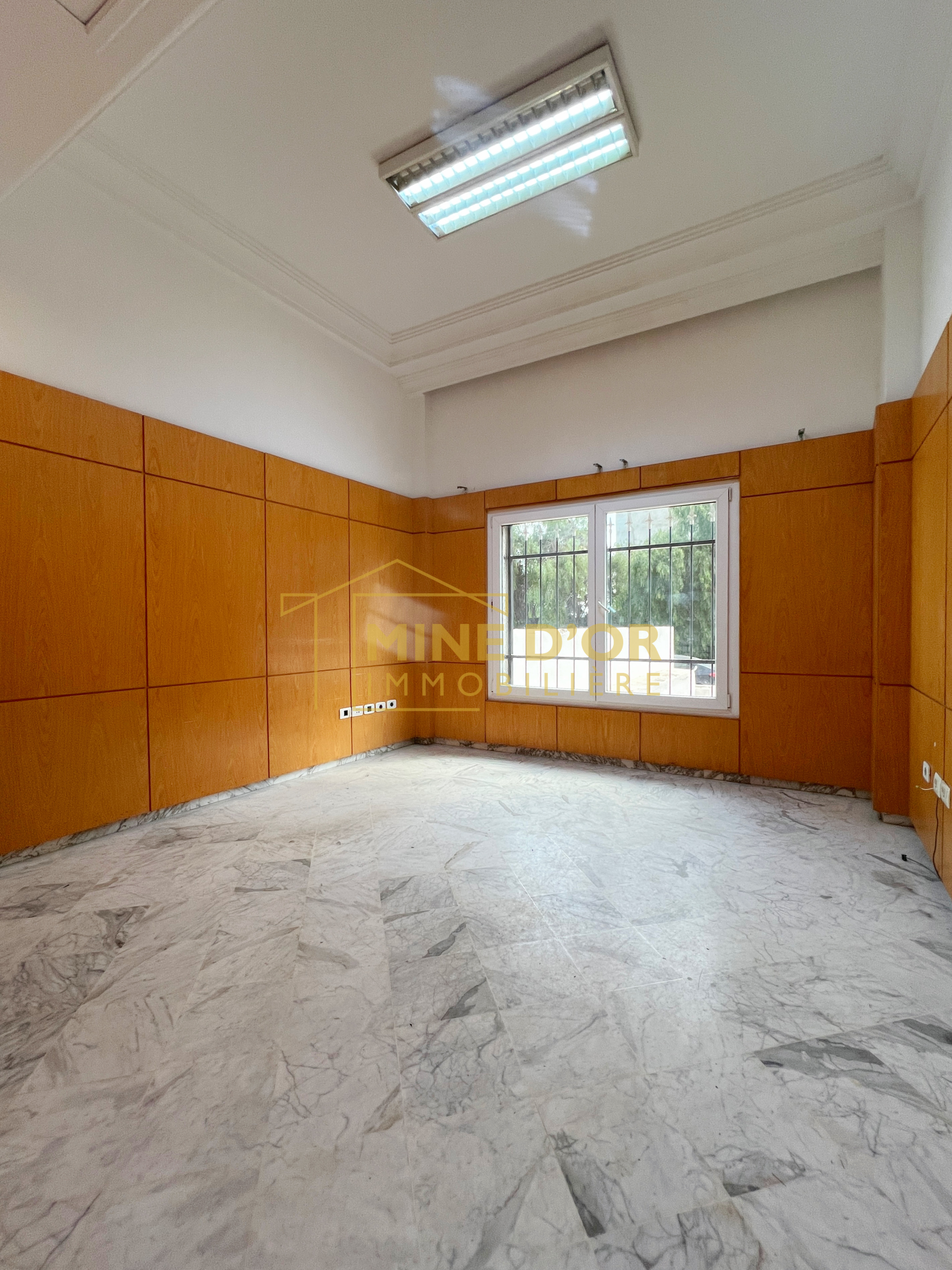 Cite El Khadra&nbsp;Zone urbaine nord&nbsp;Bureaux & Commerces&nbsp;Bureau&nbsp;Bureau au rdc au centre urbain nord