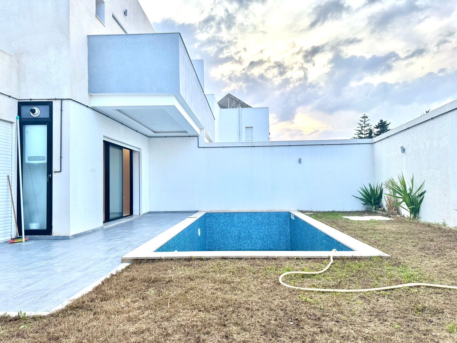 La Soukra&nbsp;Chotrana 3&nbsp;Location&nbsp;Appart. 4 pi�ces&nbsp;Une villa s4 avec jardin et piscine