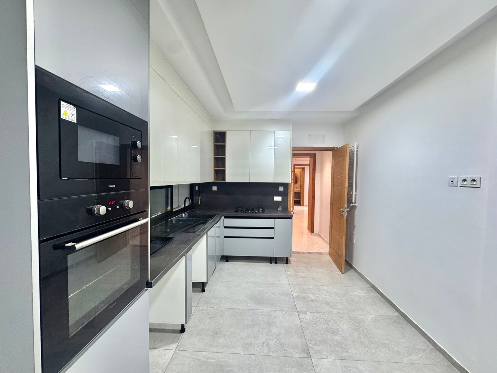 La Soukra&nbsp;Chotrana 3&nbsp;Location&nbsp;Appart. 4 pi�ces&nbsp;Une villa s4 avec jardin et piscine