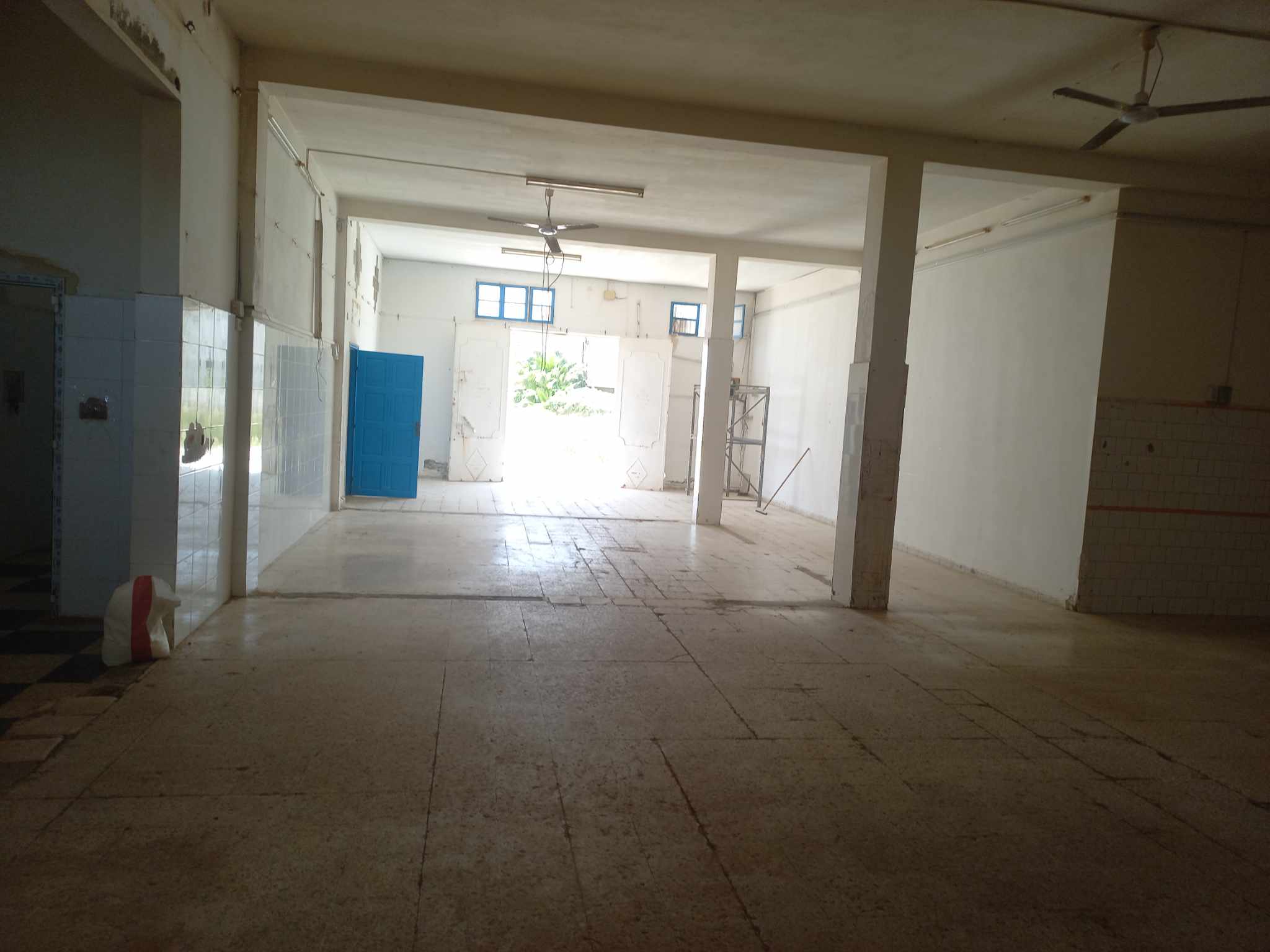 La Soukra&nbsp;La Soukra&nbsp;Bureaux & Commerces&nbsp;Atelier,Garage&nbsp;D�p�t ou usine de 300m � chotrana 2