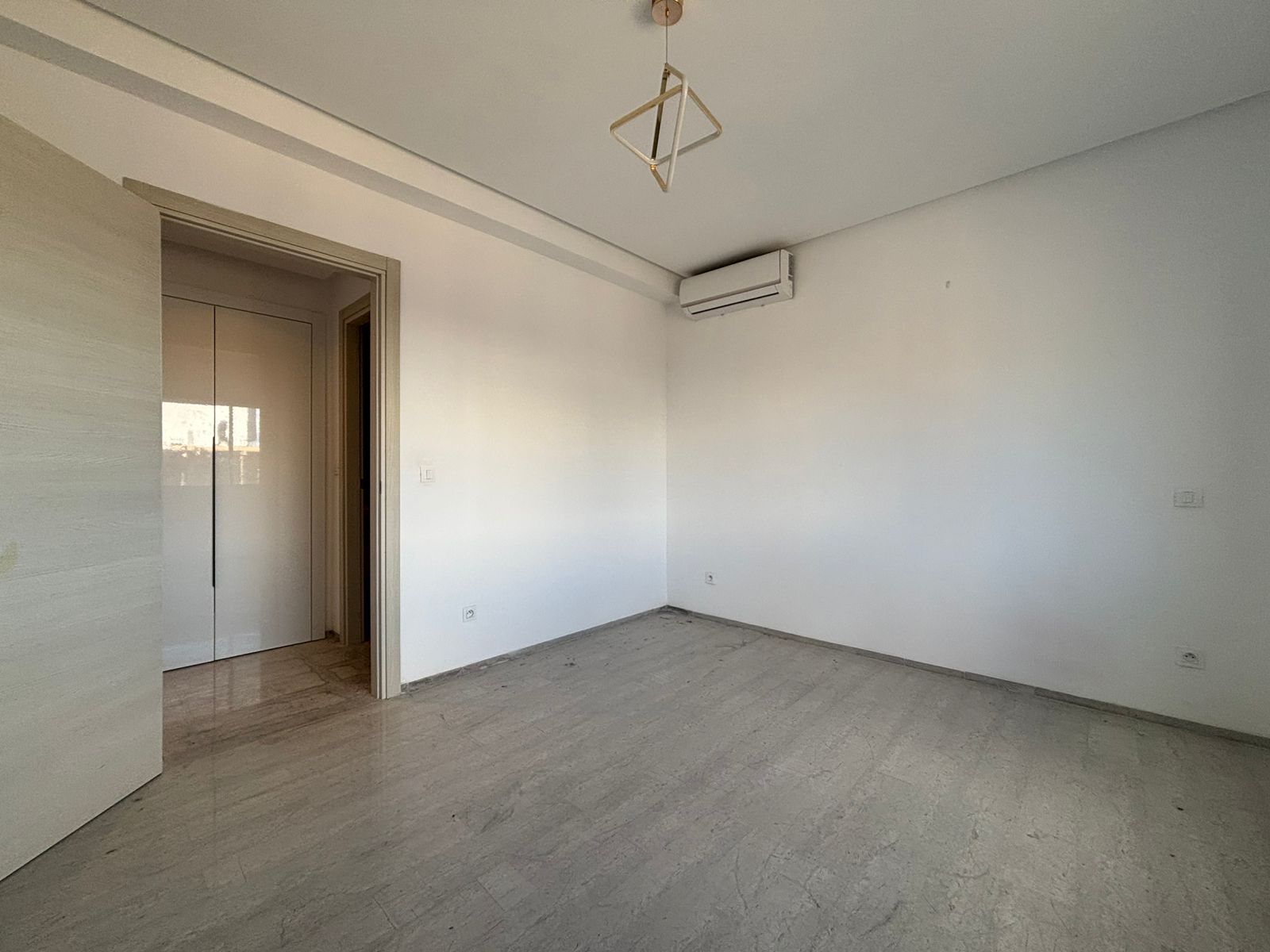 Ain Zaghouan&nbsp;Ain Zaghouan&nbsp;Location&nbsp;Appart. 2 pi�ces&nbsp;S plus un bien ensoleill� � l'aouina