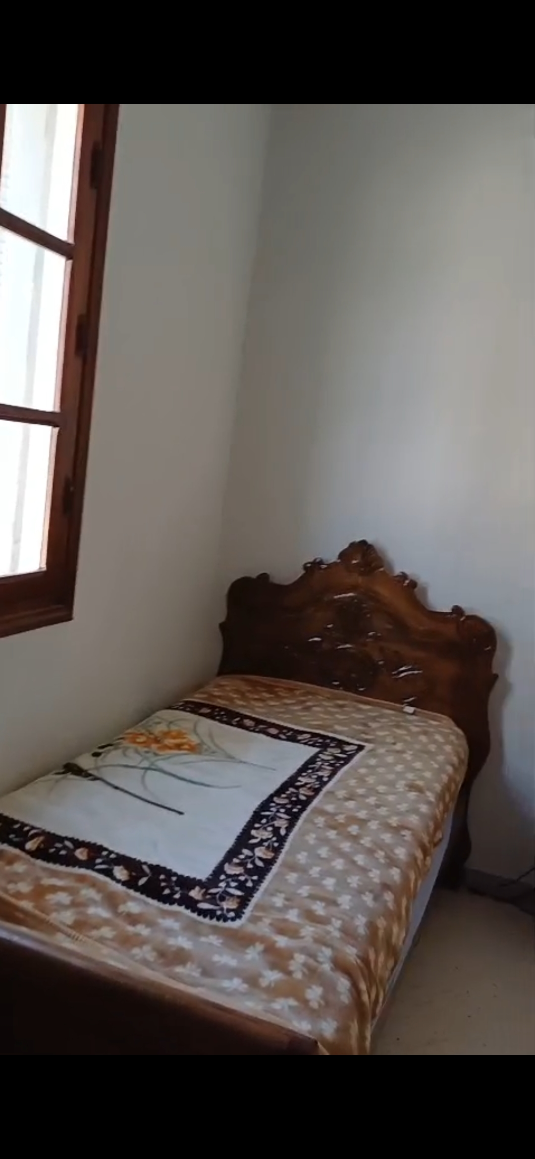 Rades&nbsp;Rades&nbsp;Chambres � coucher&nbsp;Lits&nbsp;Lit bois massif avec matelas ressort presque neuf