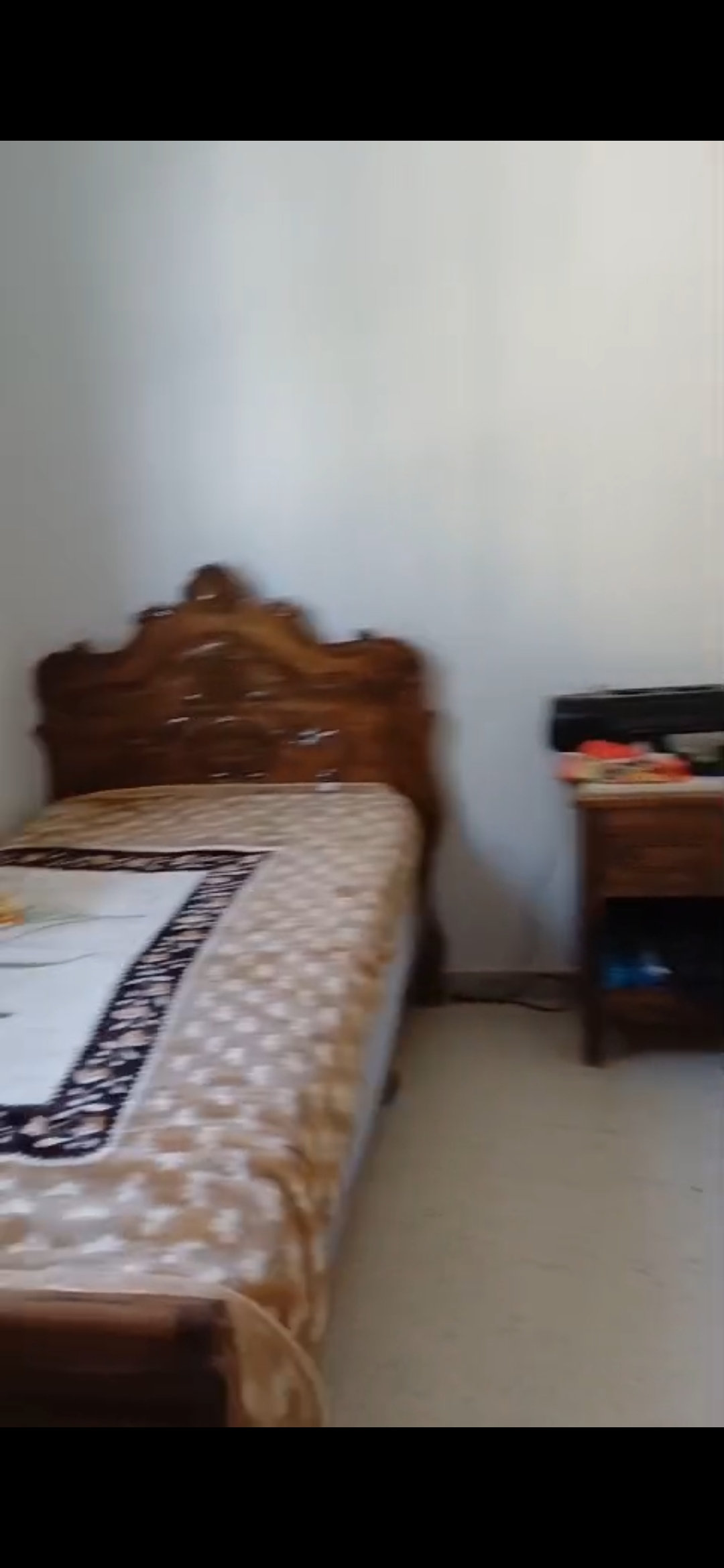 Rades&nbsp;Rades&nbsp;Chambres � coucher&nbsp;Lits&nbsp;Lit bois massif avec matelas ressort presque neuf