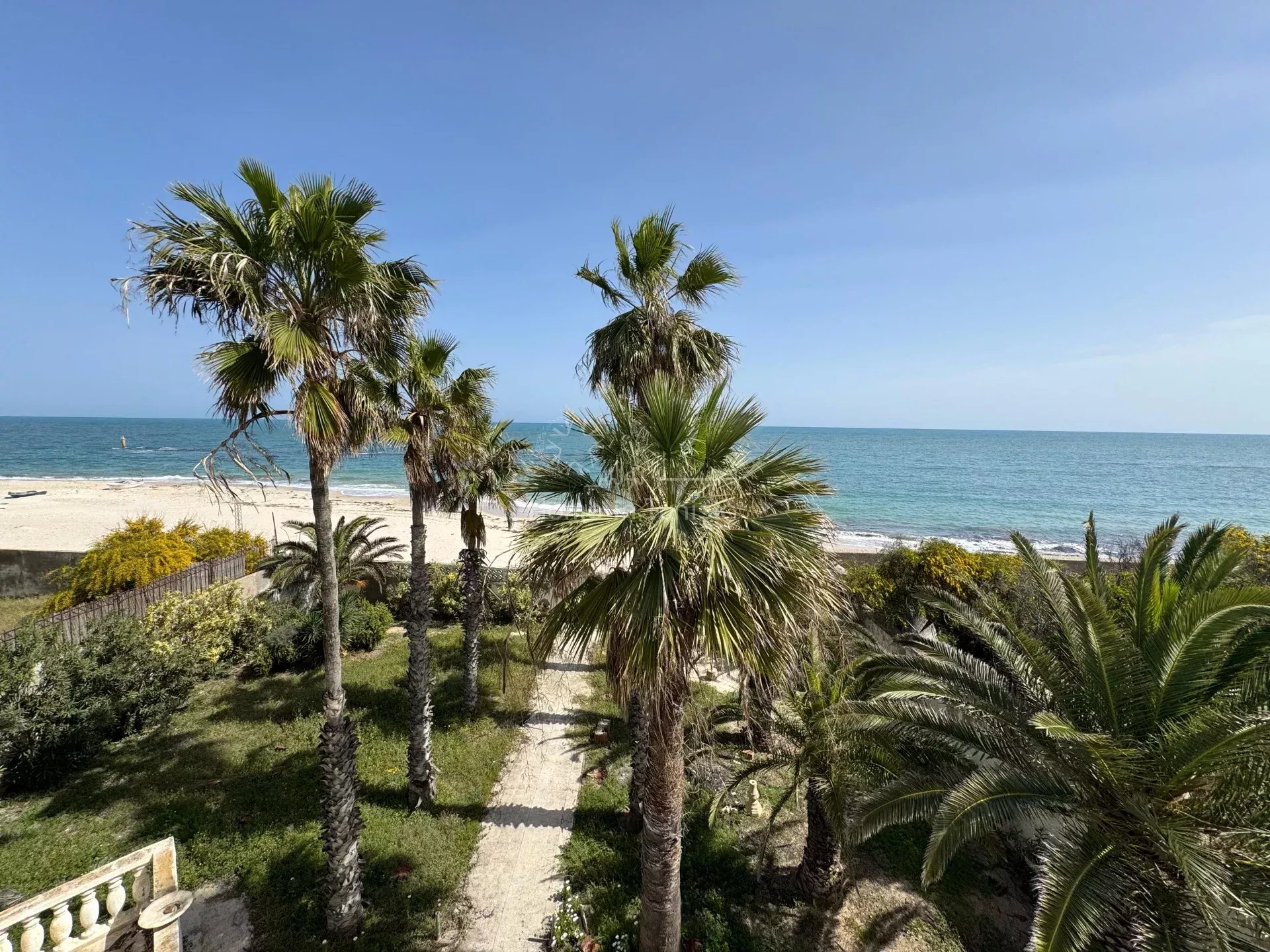 Akouda&nbsp;Chatt Meriem&nbsp;Terrain&nbsp;Terrain nu&nbsp;Terrain 3660m2 pieds dans l'eau