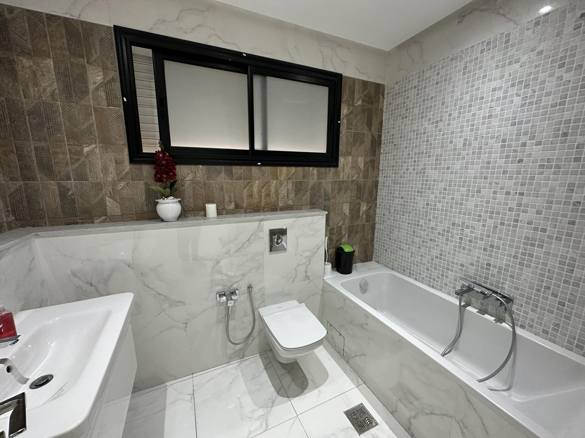 Ariana Ville&nbsp;Ariana&nbsp;Bureaux & Commerces&nbsp;Bureau&nbsp;Bureau a3 haut standing avec terrasse � l'ariana