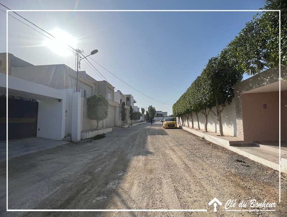 La Soukra&nbsp;Chotrana 2&nbsp;Terrain&nbsp;Terrain nu&nbsp;Terrain dans un quartier r�sidentiel � chotrana 2