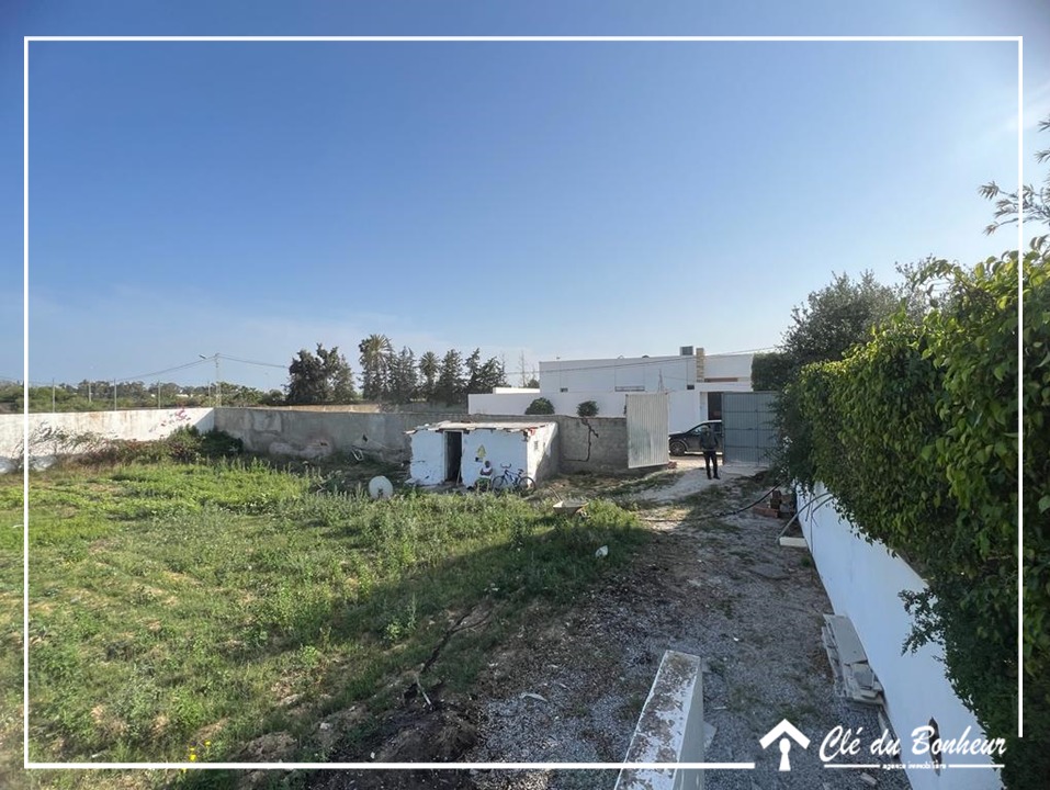 La Soukra&nbsp;Chotrana 2&nbsp;Terrain&nbsp;Terrain nu&nbsp;Terrain dans un quartier r�sidentiel � chotrana 2