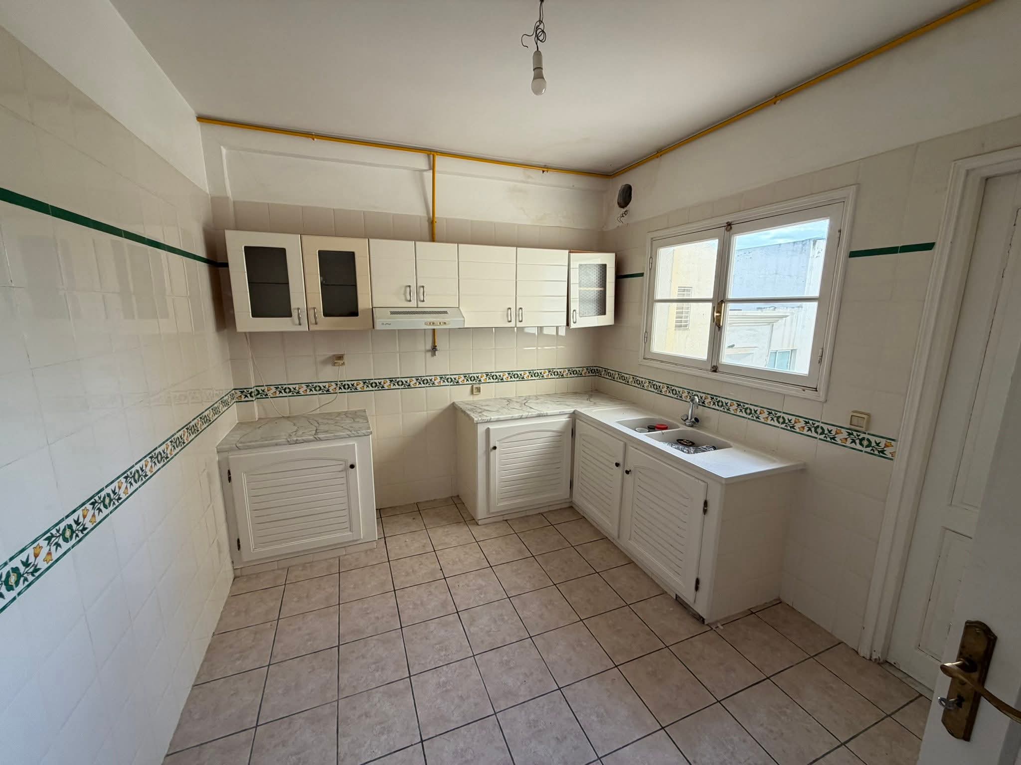 Ariana Ville&nbsp;Cite Ennasr 1&nbsp;Location&nbsp;Appart. 4 pi�ces&nbsp;S3  spacieux 1450 d ennasr 1