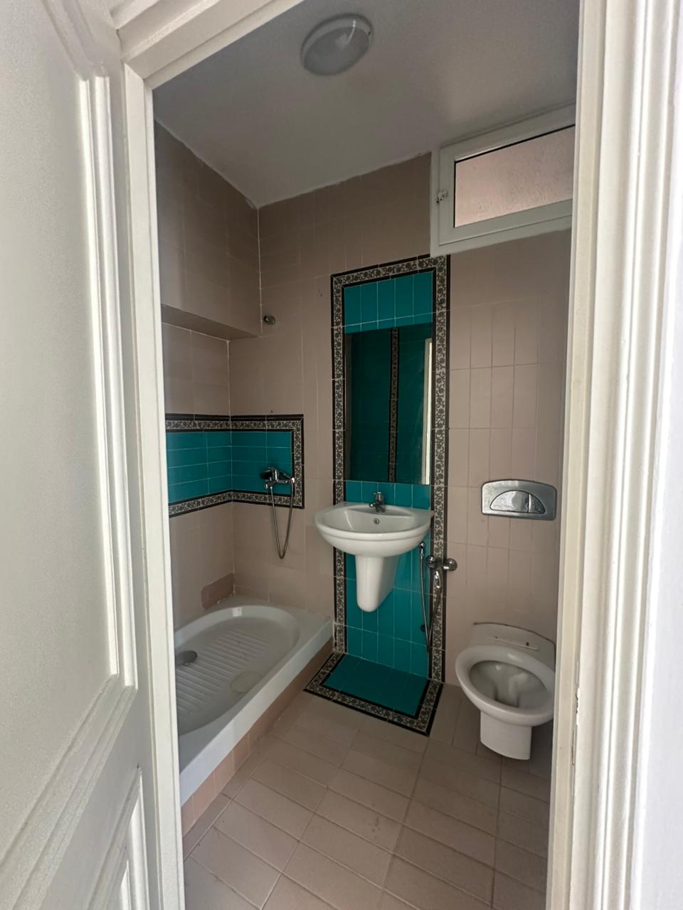 Ariana Ville&nbsp;El Menzah 6&nbsp;Location&nbsp;Surfaces&nbsp;Un local � uv4 menzah 6