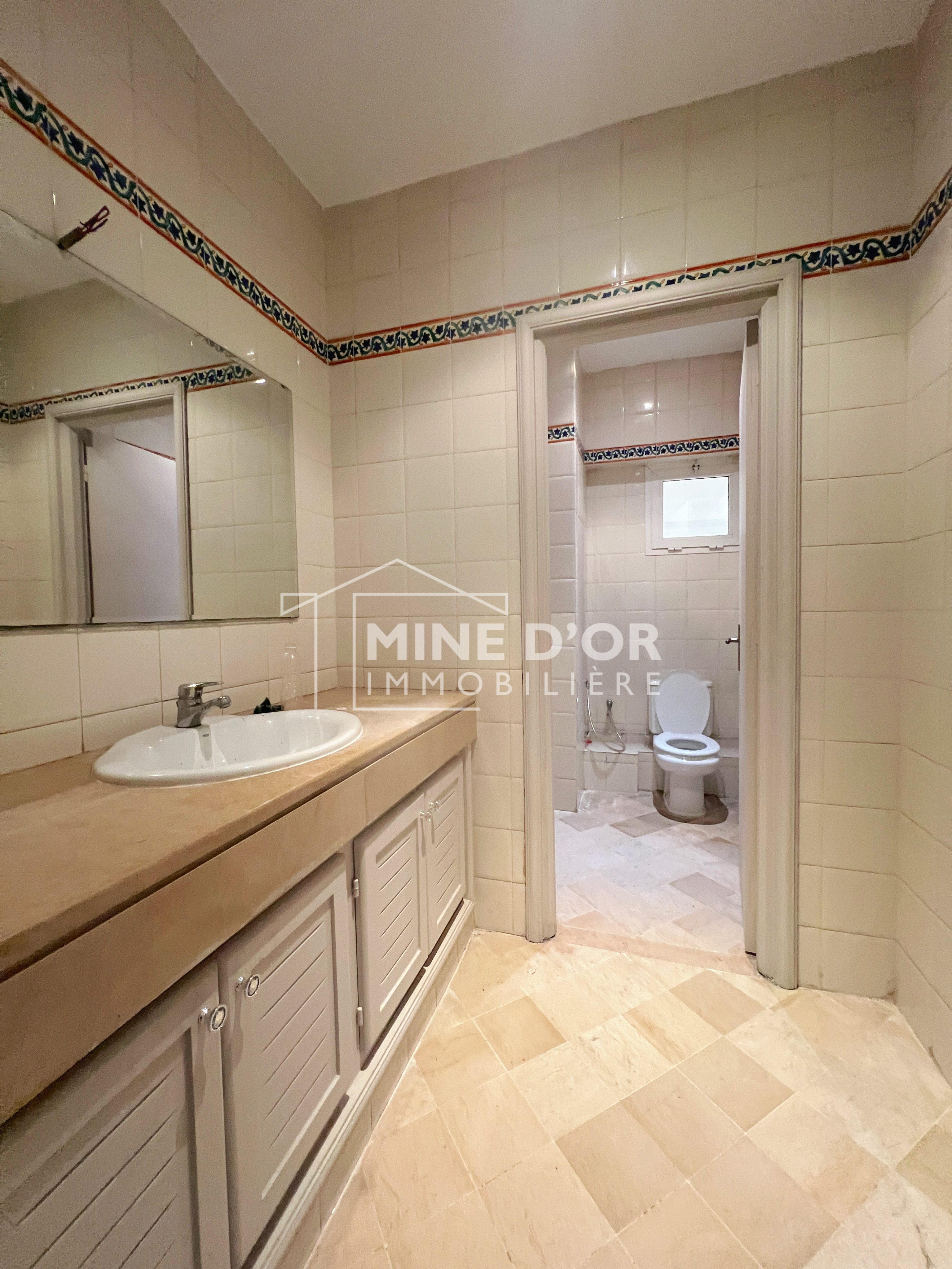 La Soukra&nbsp;Charguia 2&nbsp;Bureaux & Commerces&nbsp;Bureau&nbsp;Al depot avec administration a charguia 2