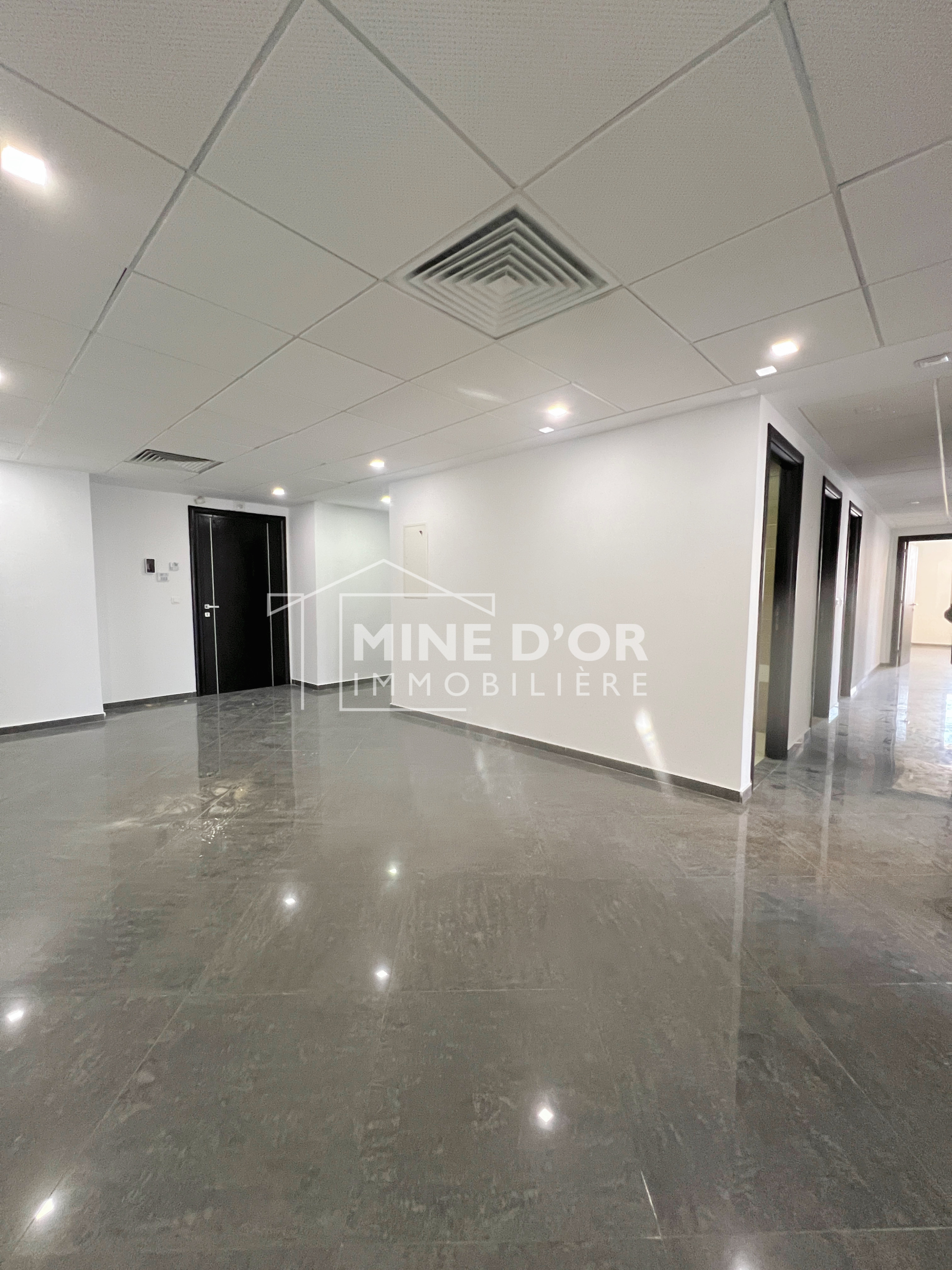Cite El Khadra&nbsp;Zone urbaine nord&nbsp;Bureaux & Commerces&nbsp;Bureau&nbsp;Bureau en 6espaces hts  au centre urbain nord
