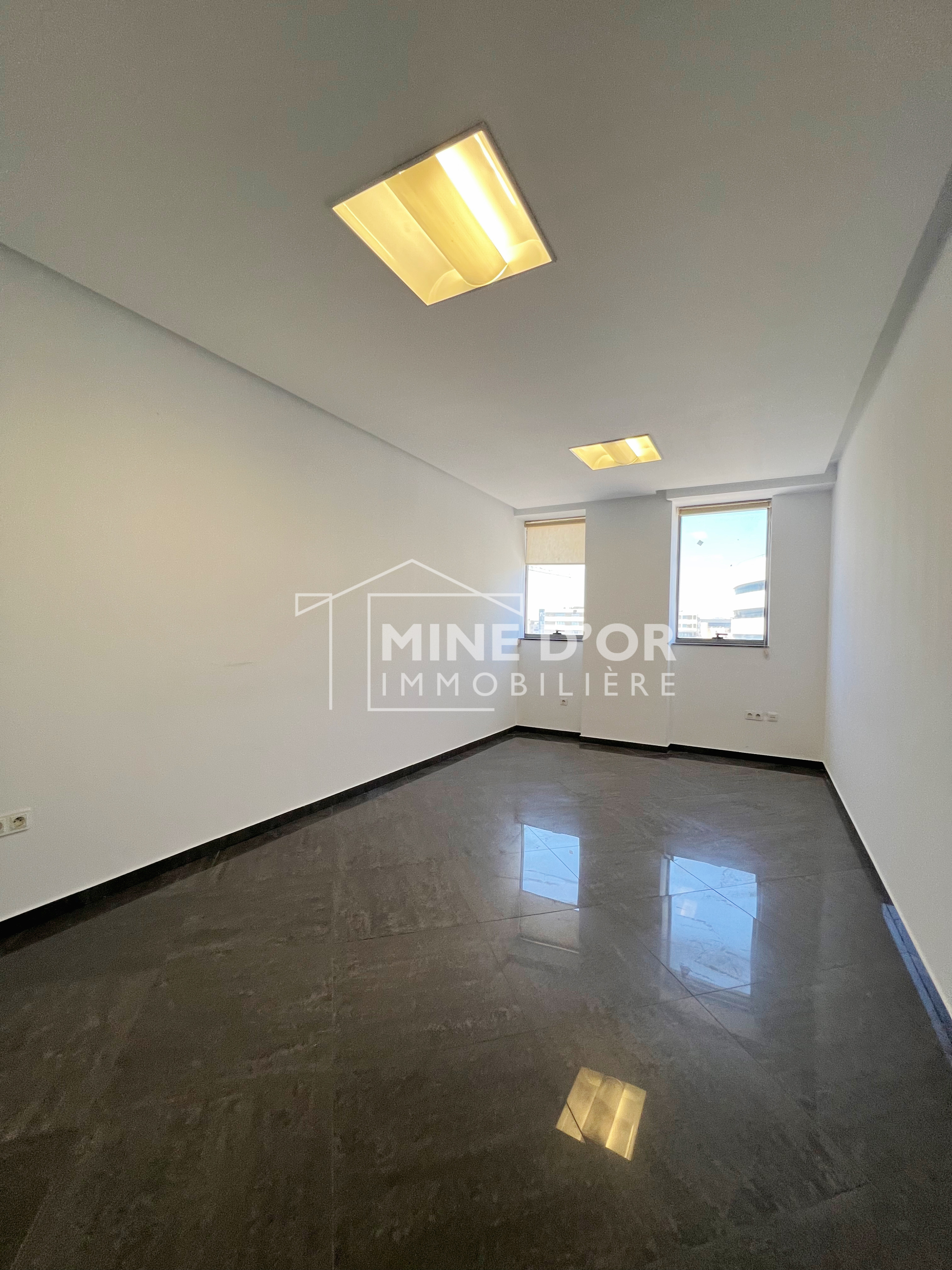 Cite El Khadra&nbsp;Zone urbaine nord&nbsp;Bureaux & Commerces&nbsp;Bureau&nbsp;Al bureau spacieux 204m a la zone urbaine