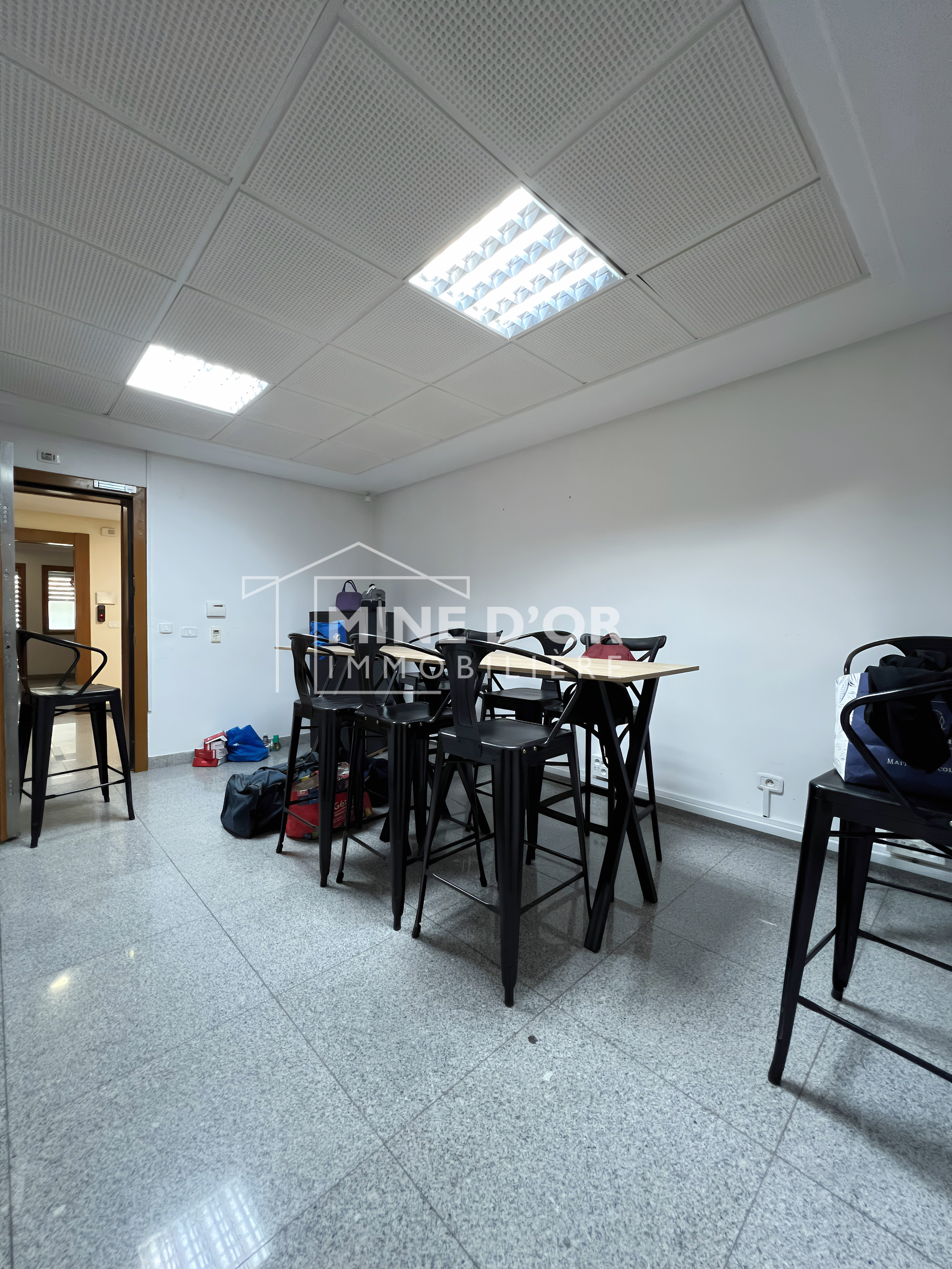 Cite El Khadra&nbsp;Zone urbaine nord&nbsp;Bureaux & Commerces&nbsp;Bureau&nbsp;Bureau en 3 espaces au centre urbain nord