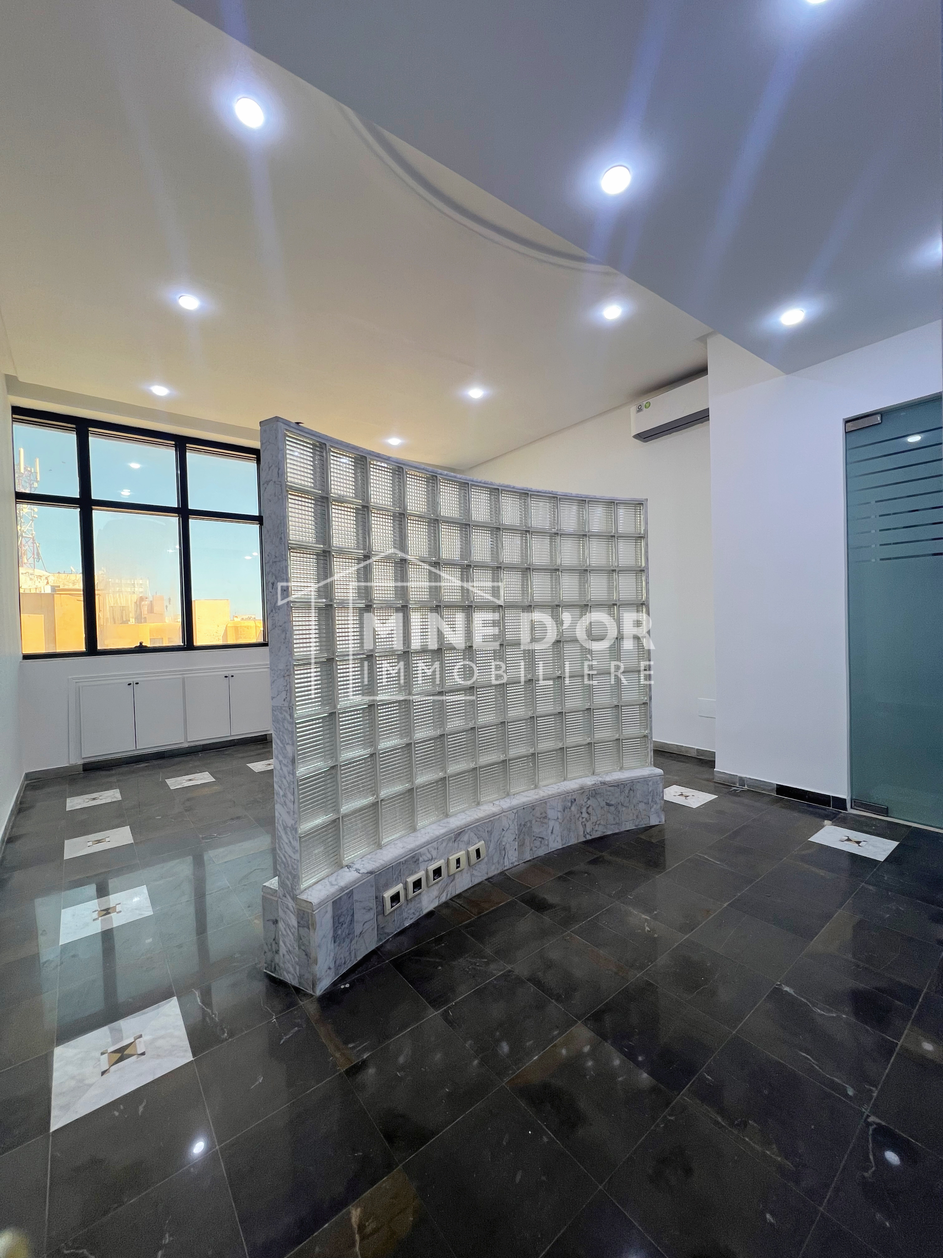 Bab Bhar&nbsp;Montplaisir&nbsp;Bureaux & Commerces&nbsp;Bureau&nbsp;Bureau h2 sur art�re principale � montplaisir