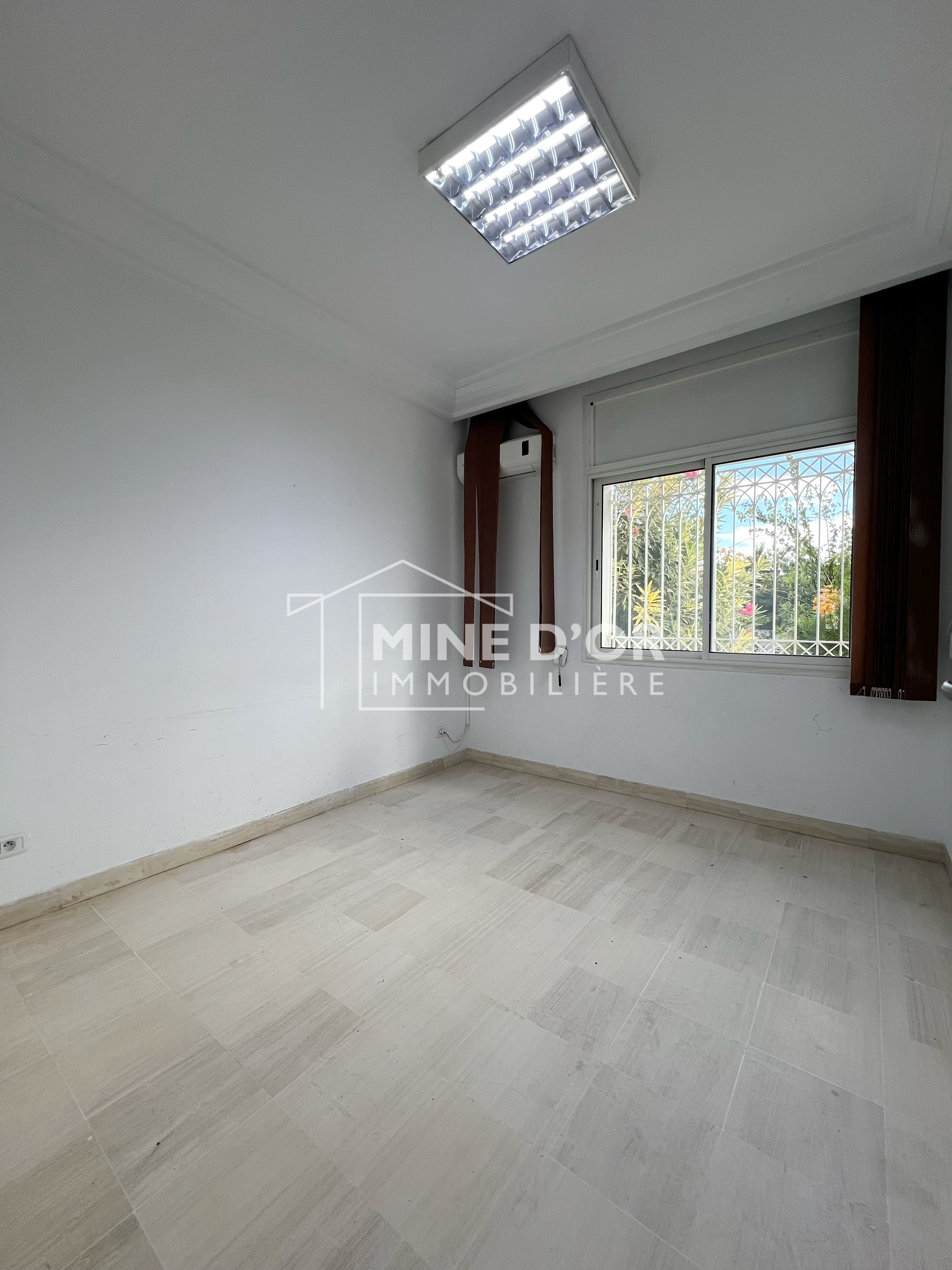 Cite El Khadra&nbsp;Zone urbaine nord&nbsp;Bureaux & Commerces&nbsp;Bureau&nbsp;Al bureau au rdc avec jardin et terrasse