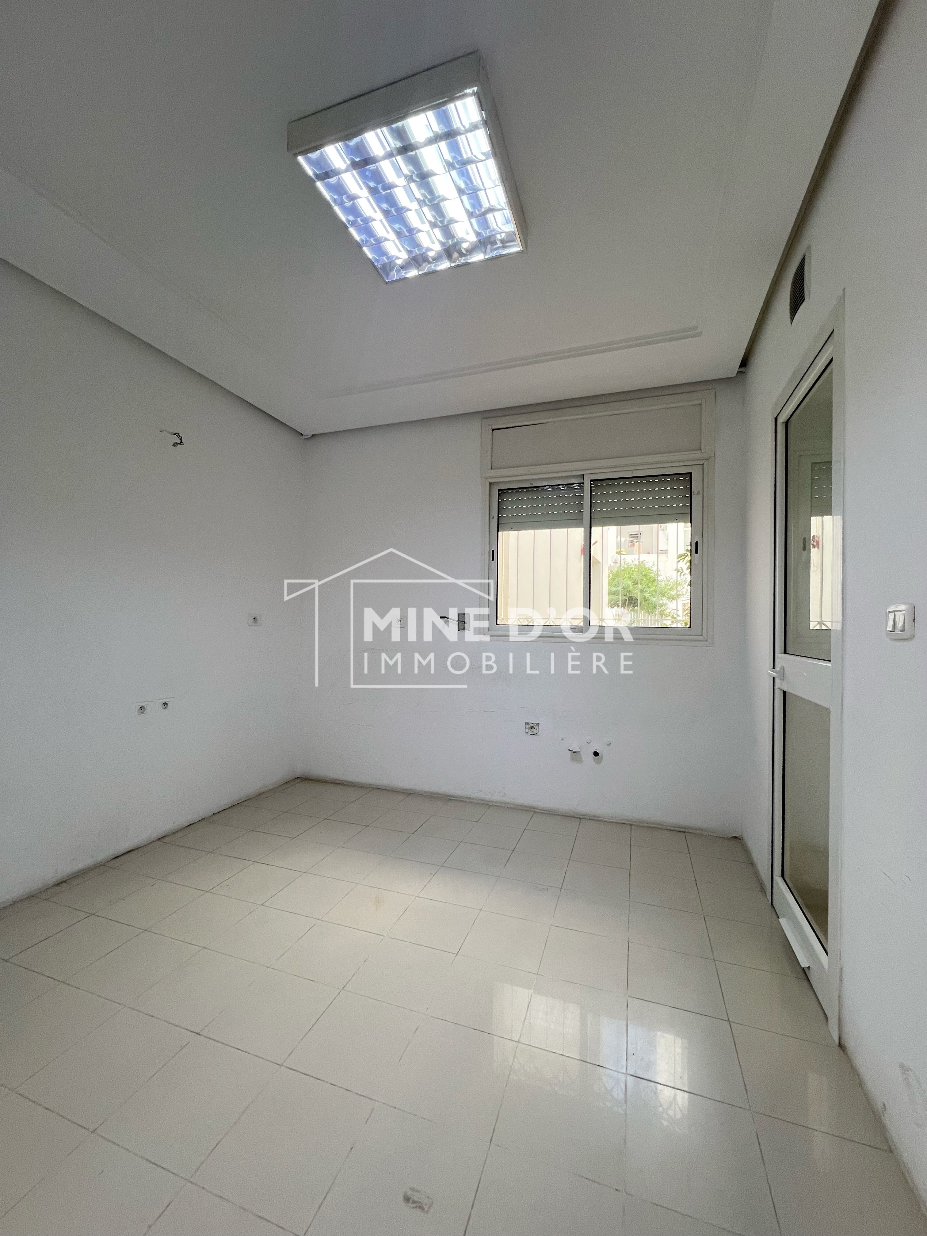 Cite El Khadra&nbsp;Zone urbaine nord&nbsp;Bureaux & Commerces&nbsp;Bureau&nbsp;Al bureau au rdc avec jardin et terrasse