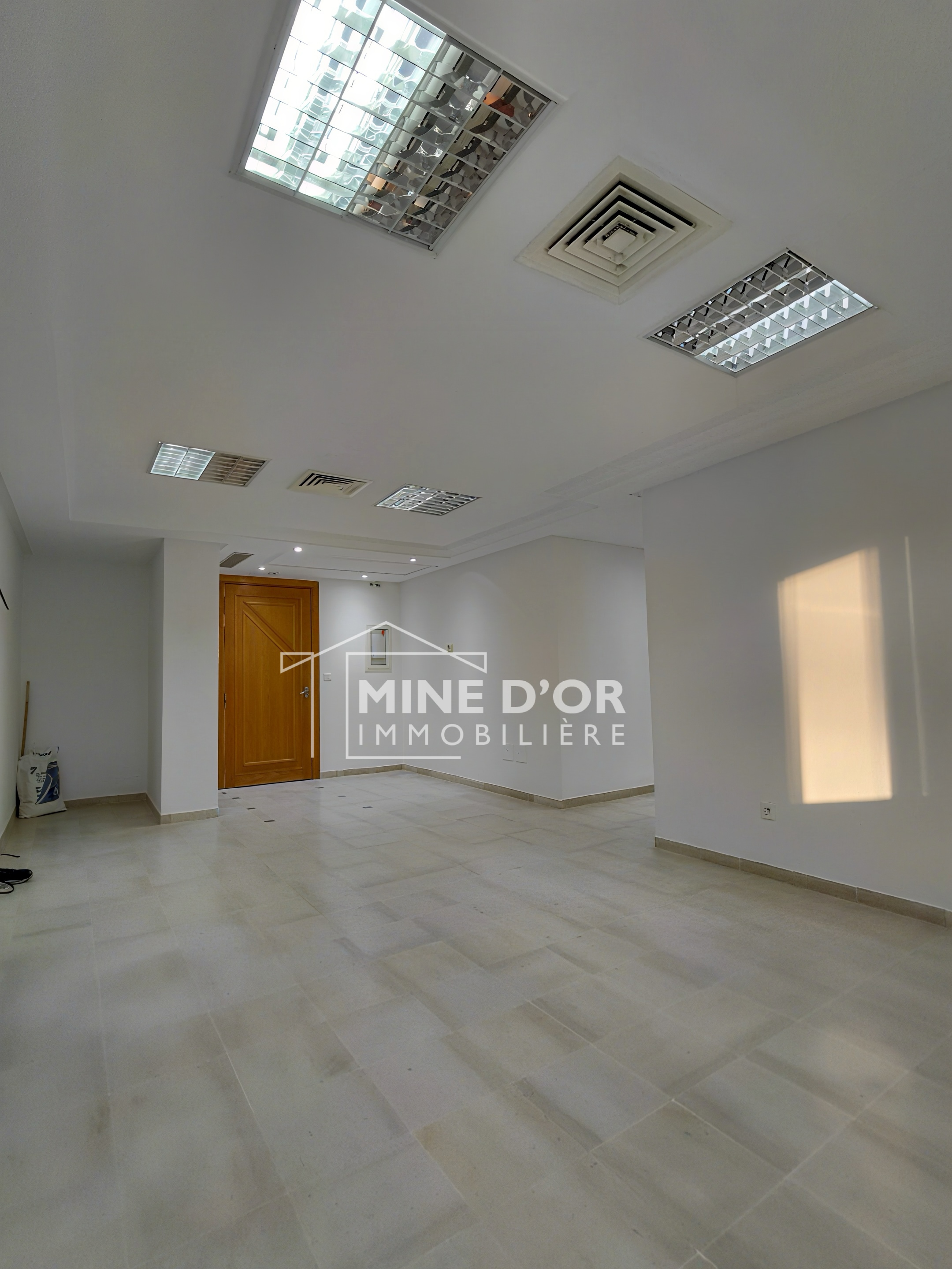 Cite El Khadra&nbsp;Zone urbaine nord&nbsp;Bureaux & Commerces&nbsp;Bureau&nbsp;Bureau open space plus 2pi�ces au centre urbain