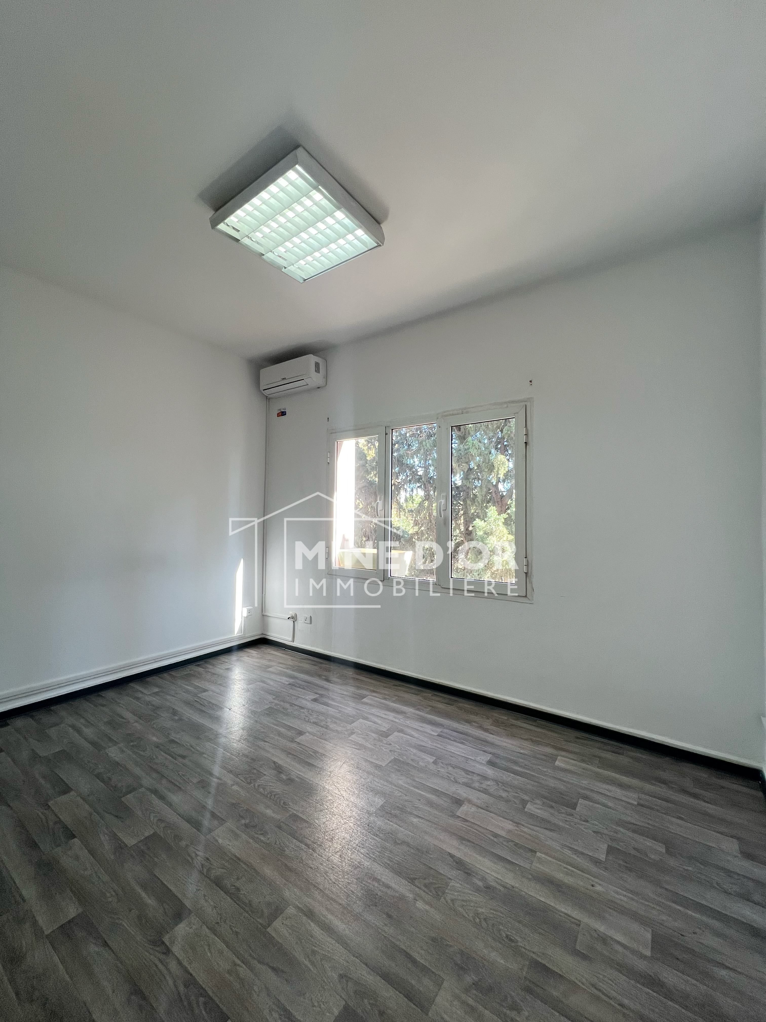 La Soukra&nbsp;Charguia 1&nbsp;Bureaux & Commerces&nbsp;Bureau&nbsp;Un grand plateau 550m a coeur charguia 1