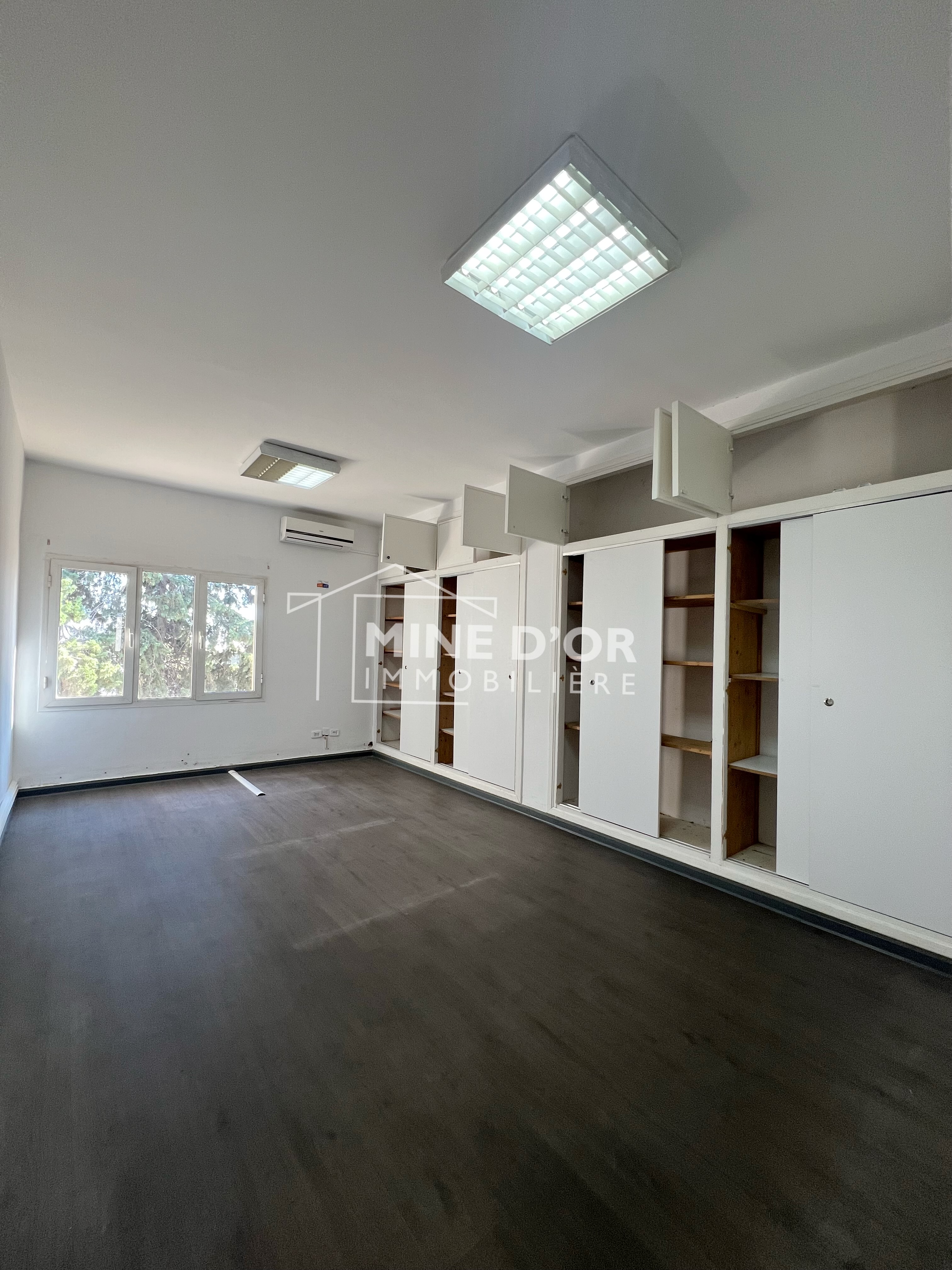 La Soukra&nbsp;Charguia 1&nbsp;Bureaux & Commerces&nbsp;Bureau&nbsp;Un grand plateau 550m a coeur charguia 1