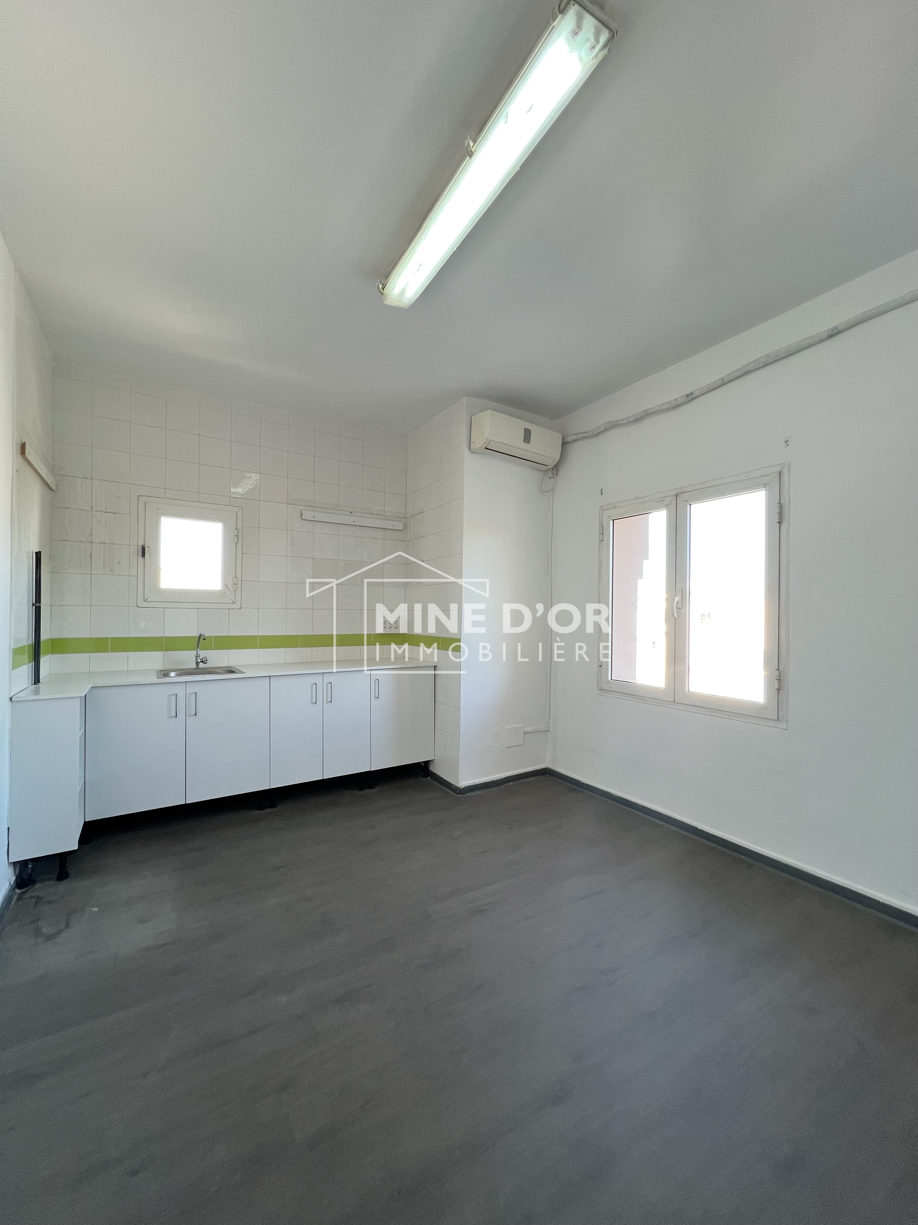 La Soukra&nbsp;Charguia 1&nbsp;Bureaux & Commerces&nbsp;Bureau&nbsp;Un grand plateau 550m a coeur charguia 1