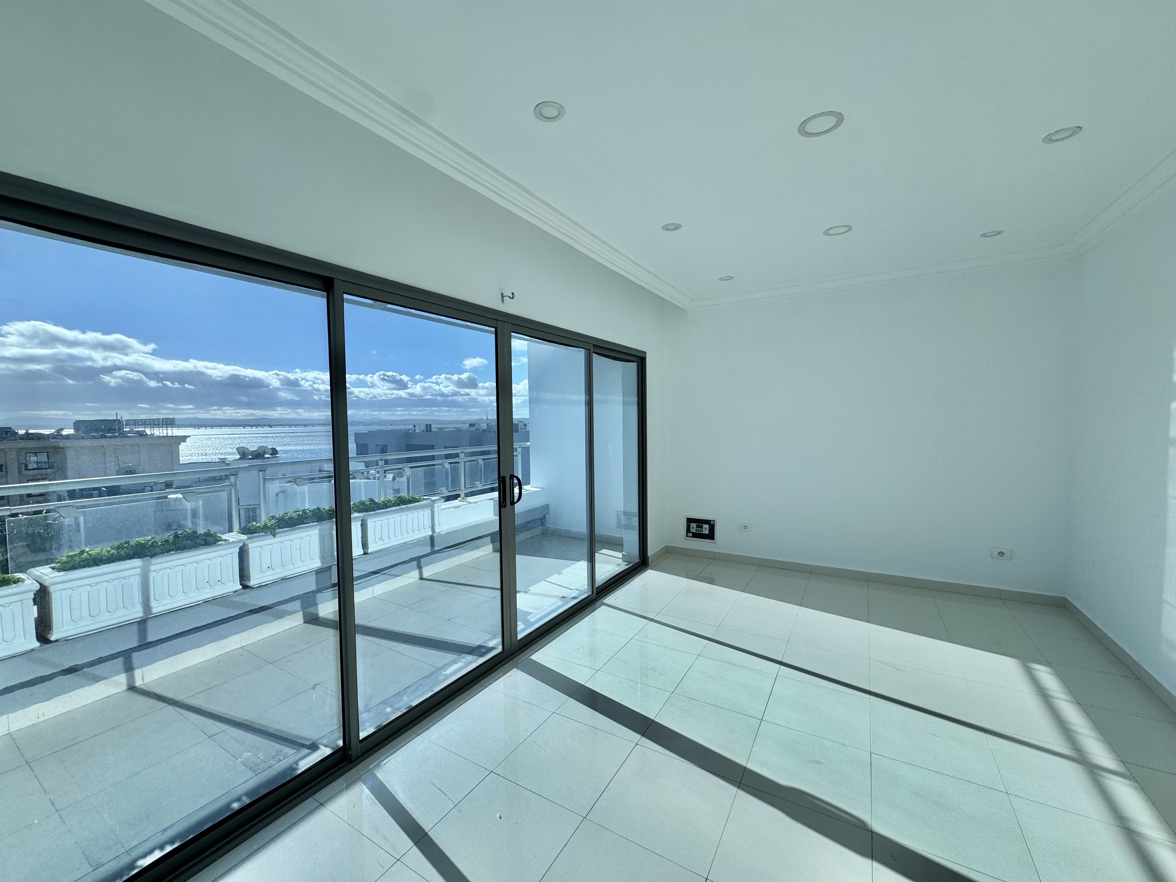 La Marsa&nbsp;Berge Du Lac&nbsp;Location&nbsp;Appart. 3 pi�ces&nbsp;S2 vue sur le lac au lac1